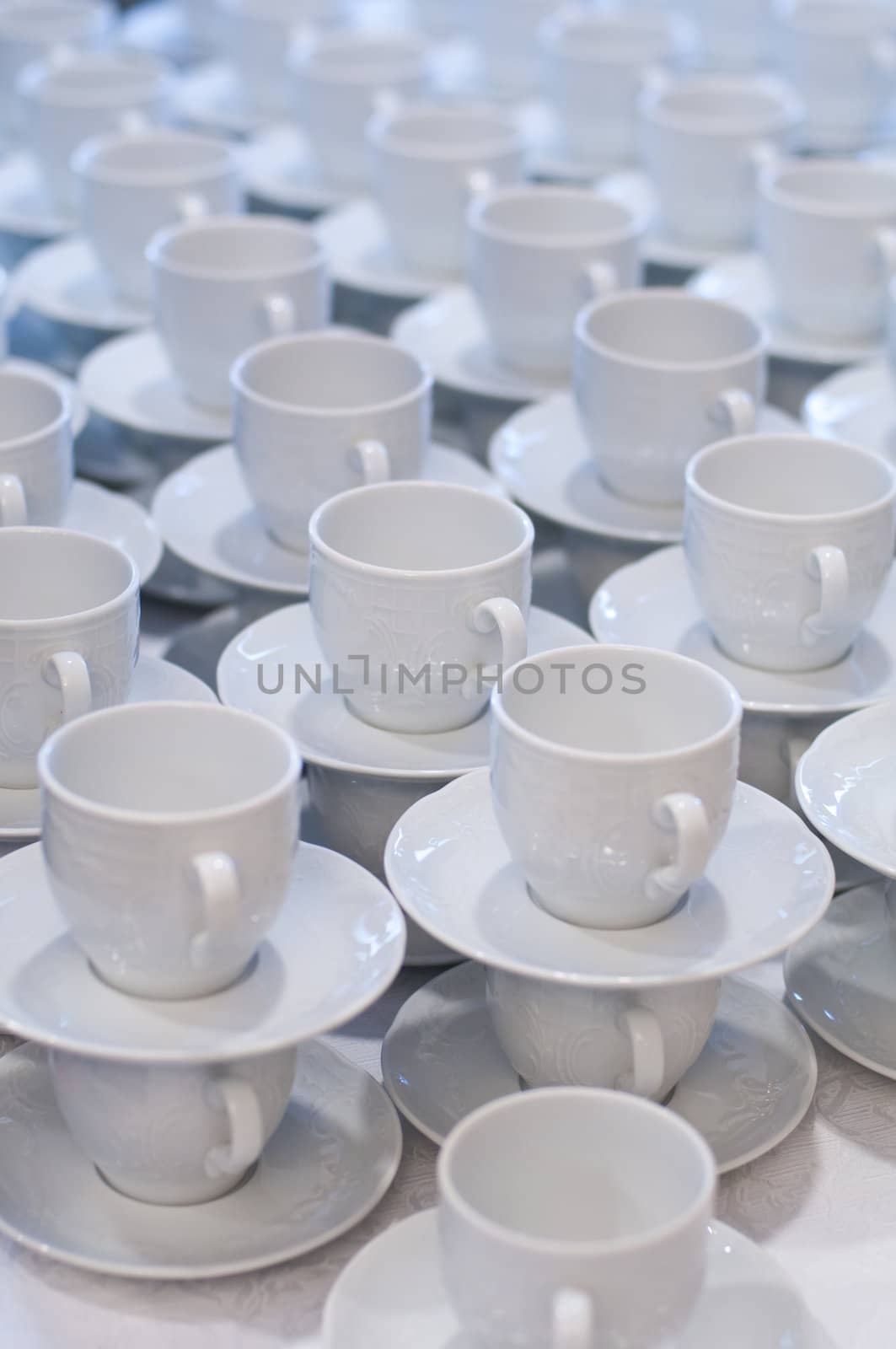 Many rows of pure white cup and saucer