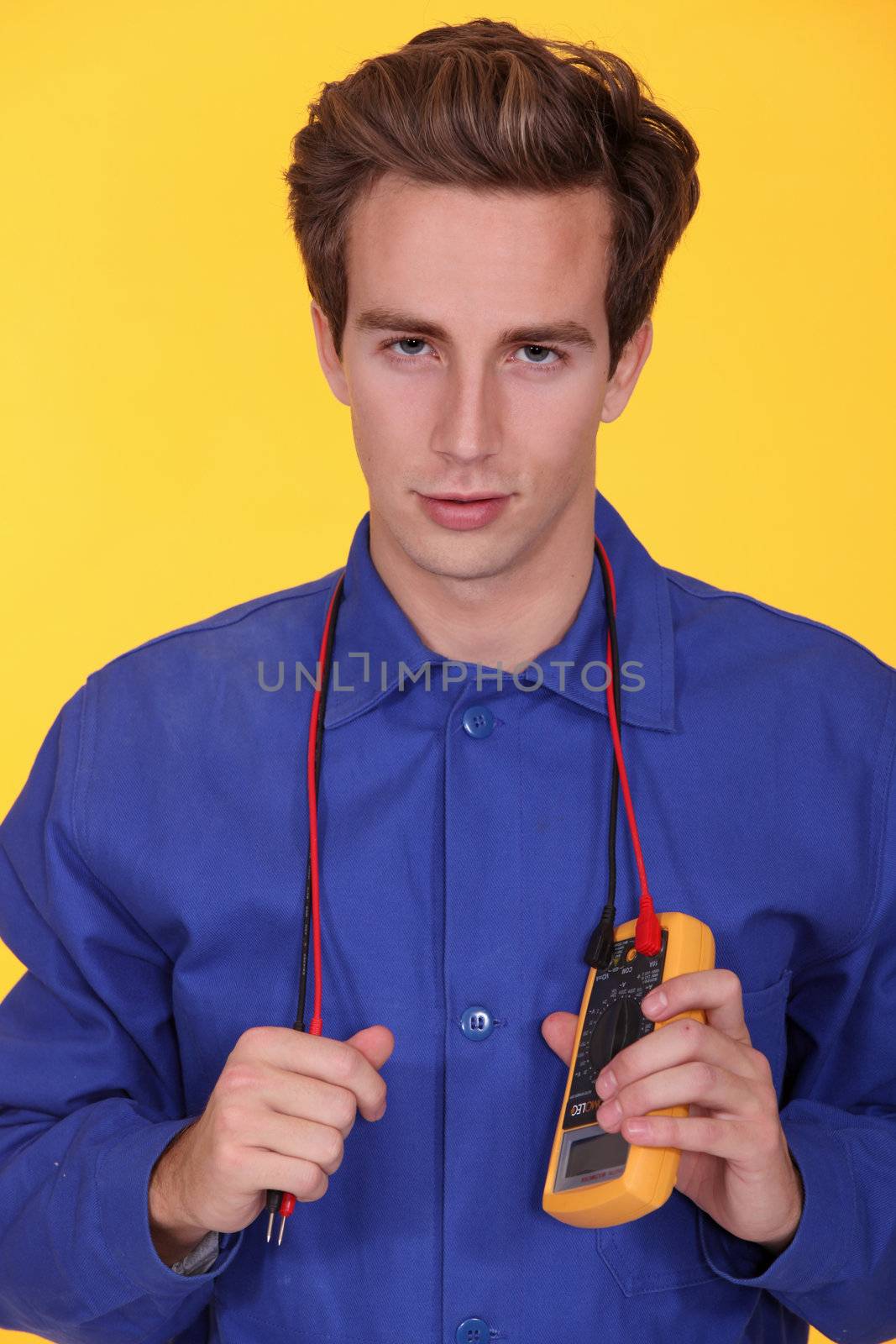 electrician holding a multimeter around his neck by phovoir