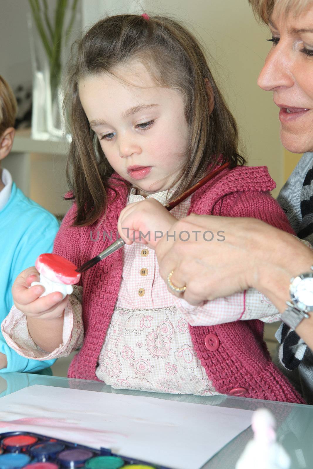 mother drawing with her children by phovoir