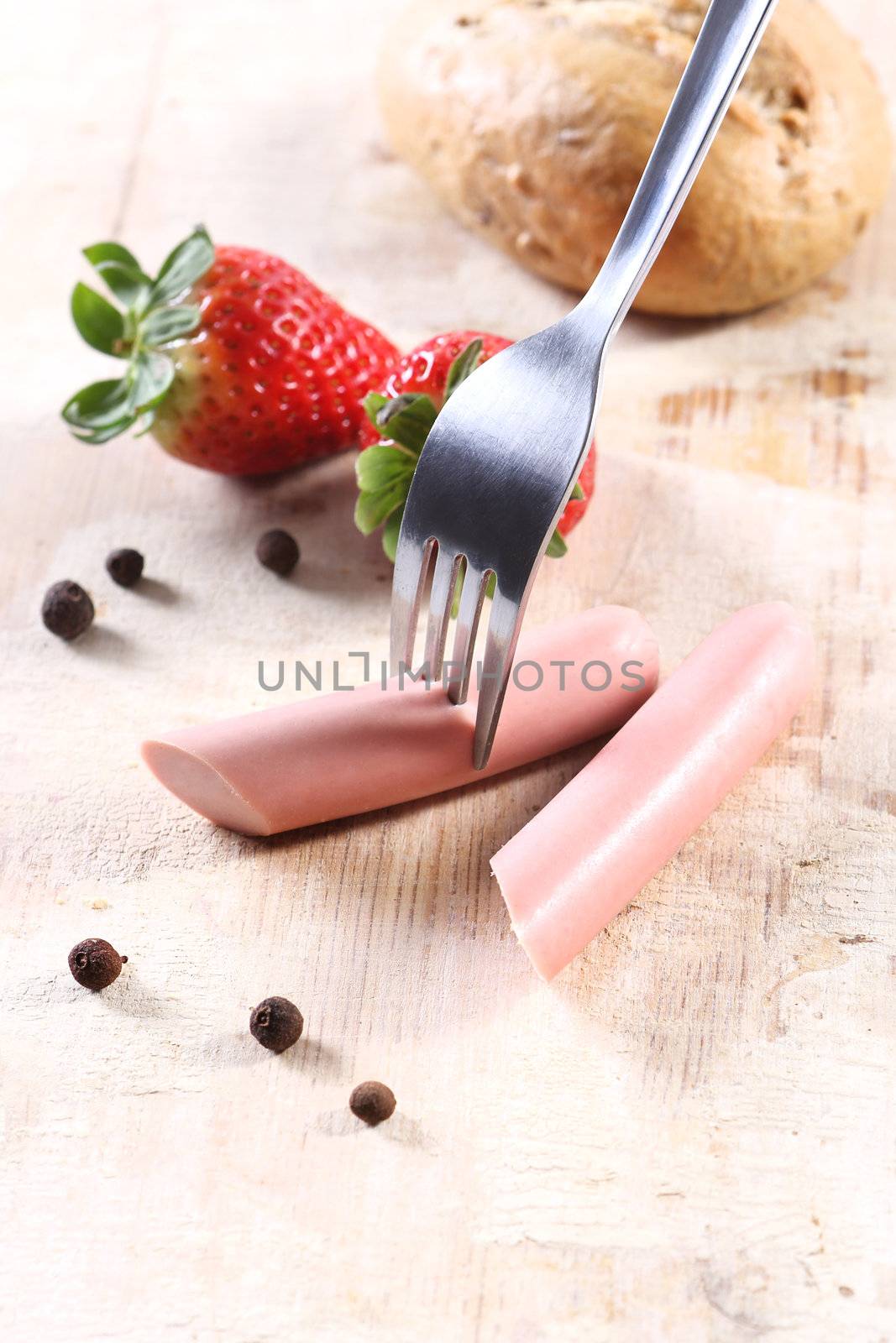 Strawberries and sausages, chop the plug