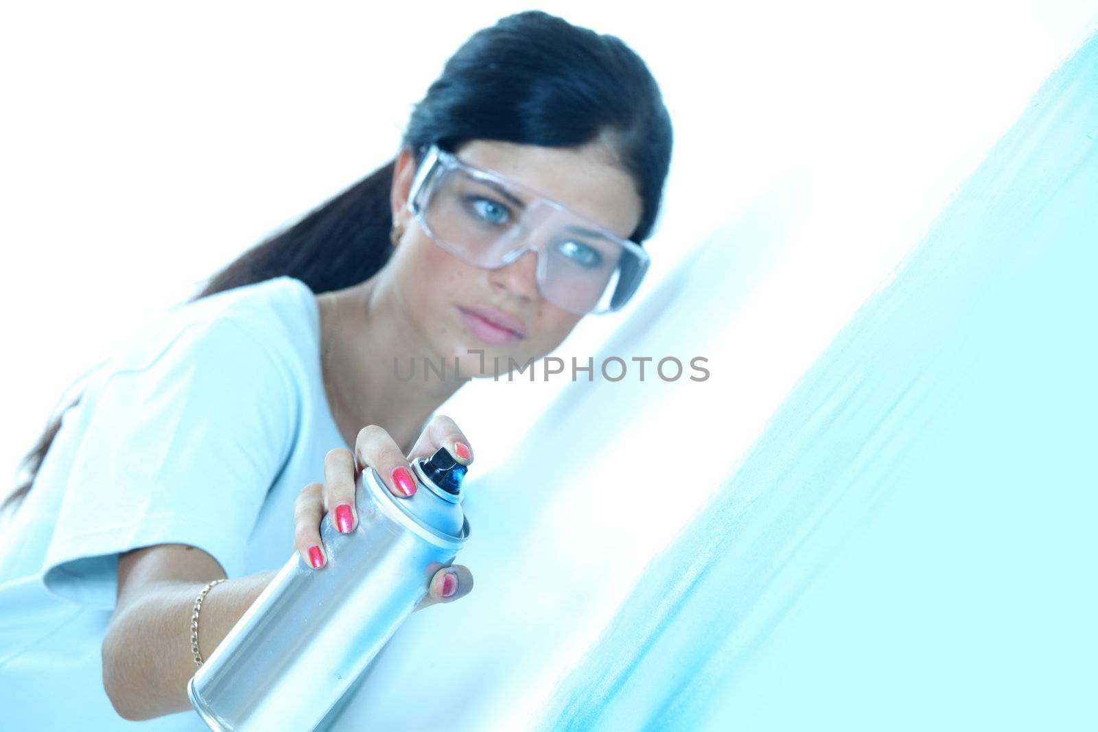  woman paints the wall of balon