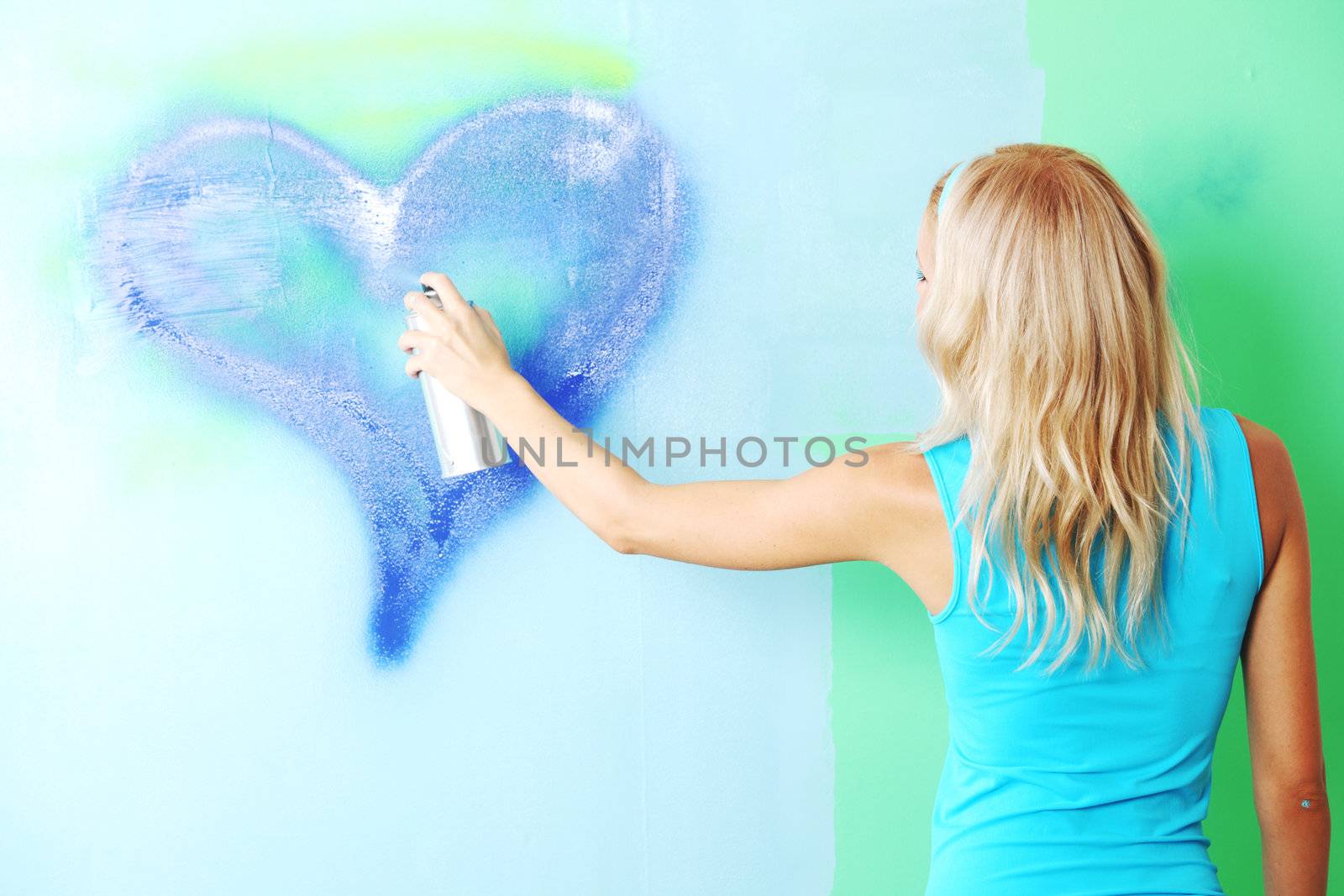  woman paints the wall of balon