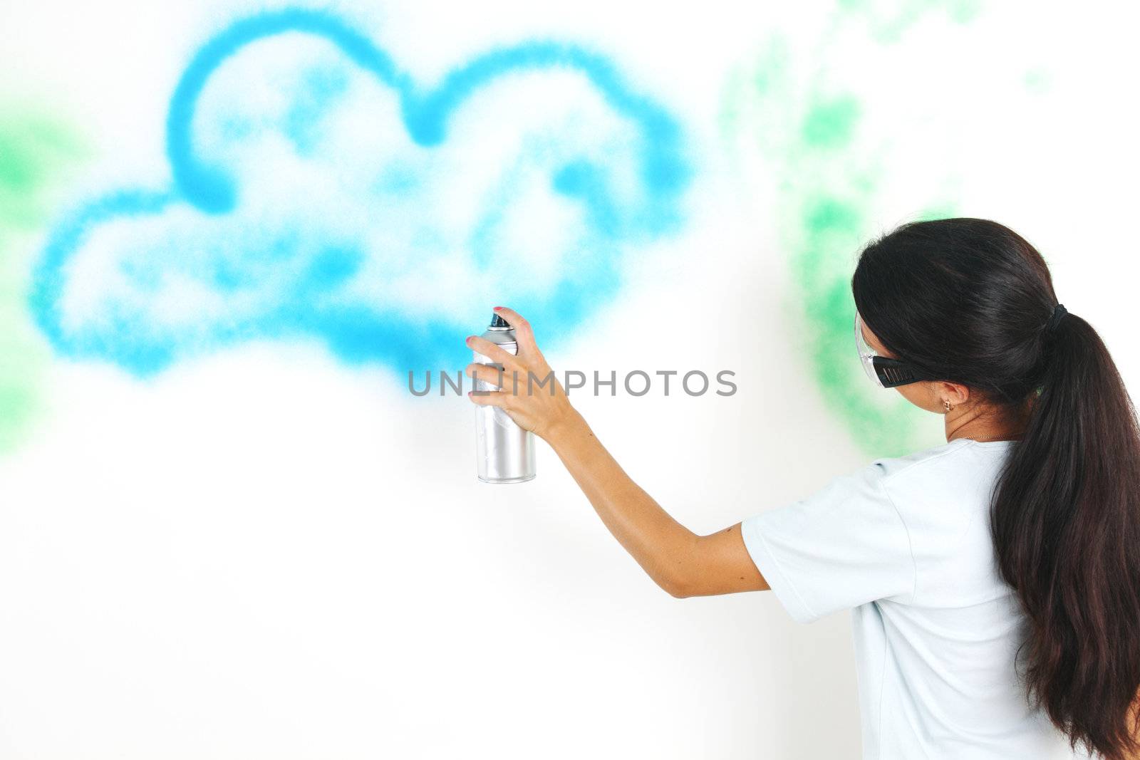 woman paints the wall of balon