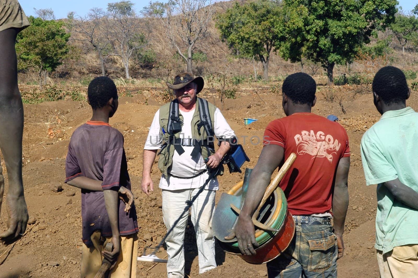 At the goldmine of Poura, a French arrived with a large metal detector. This still unknown technology causes curiosity and covetousness. A demonstration is one �ventement, the minor here work with tools of fortunes like plastic basins and pickaxes.                                  