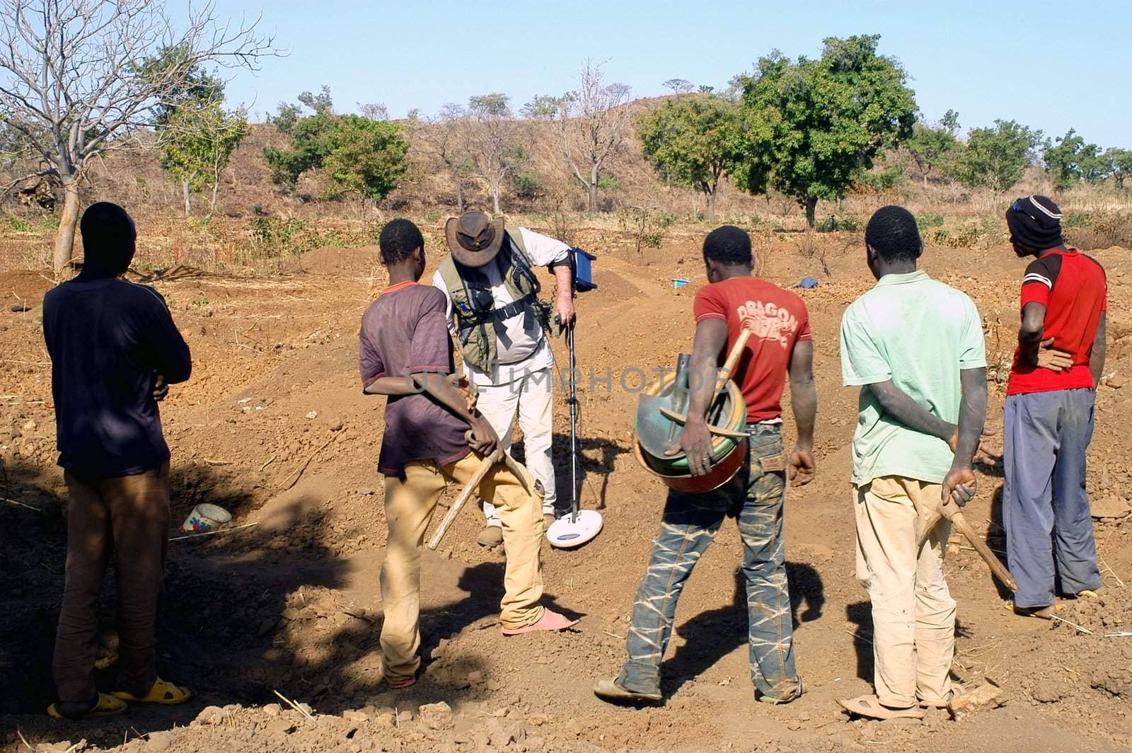 At the goldmine of Poura, a French arrived with a large metal detector. This still unknown technology causes curiosity and covetousness. A demonstration is one �ventement, the minor here work with tools of fortunes like plastic basins and pickaxes.                                  