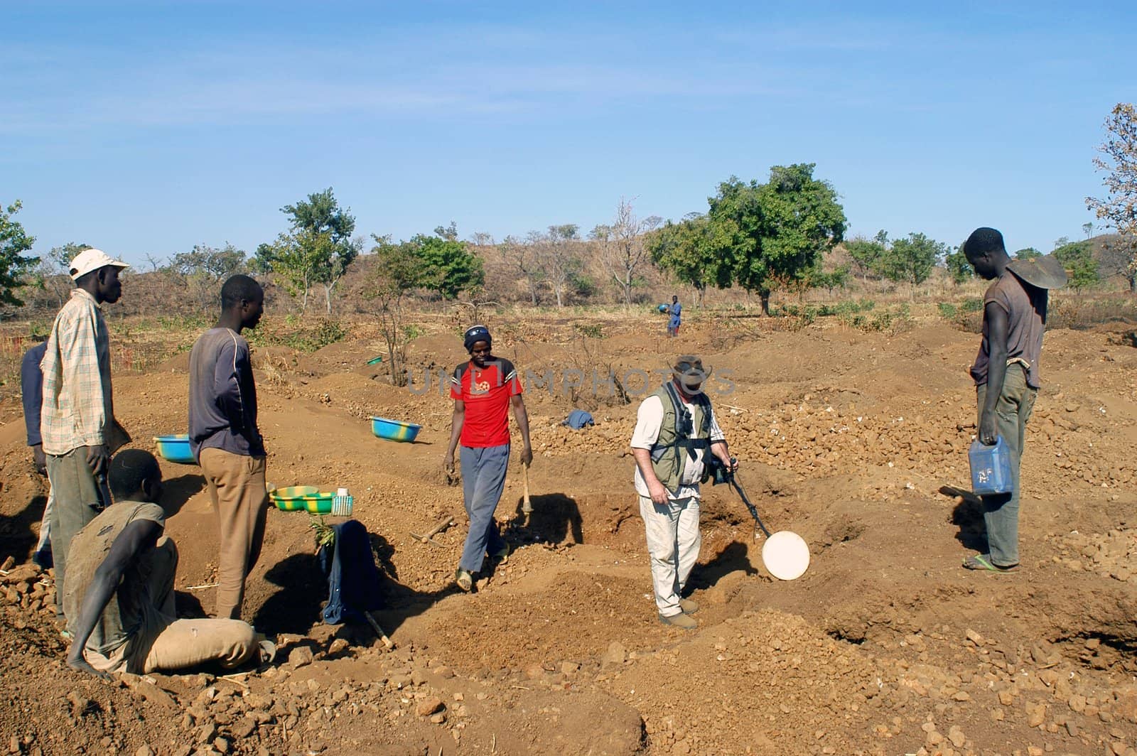 At the goldmine of Poura, a French arrived with a large metal detector. This still unknown technology causes curiosity and covetousness. A demonstration is one �ventement, the minor here work with tools of fortunes like plastic basins and pickaxes.                                  