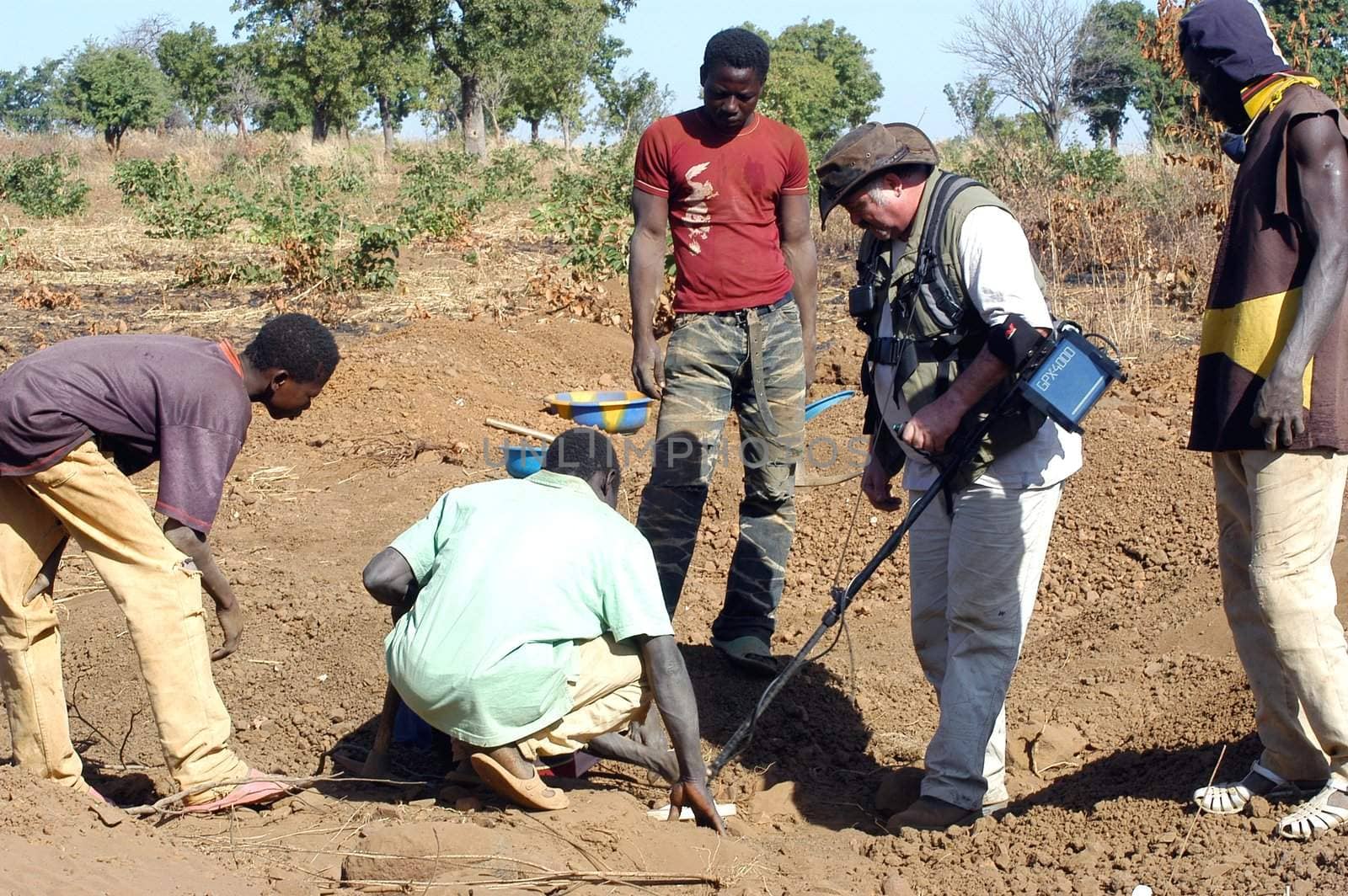 At the goldmine of Poura, a French arrived with a large metal detector. This still unknown technology causes curiosity and covetousness. A demonstration is one �ventement, the minor here work with tools of fortunes like plastic basins and pickaxes.                                  