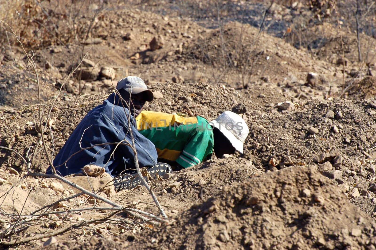 To the goldmine of Poura the gold diggers come from everywhere in the hope of finding a little gold after the season of the cultures. Women, children and men of very old are here in a universe of dust under a blazing sun. In Burkina Faso Faso the research of gold in the wild mines is the only activity which makes it possible to save the population of misery.                             
