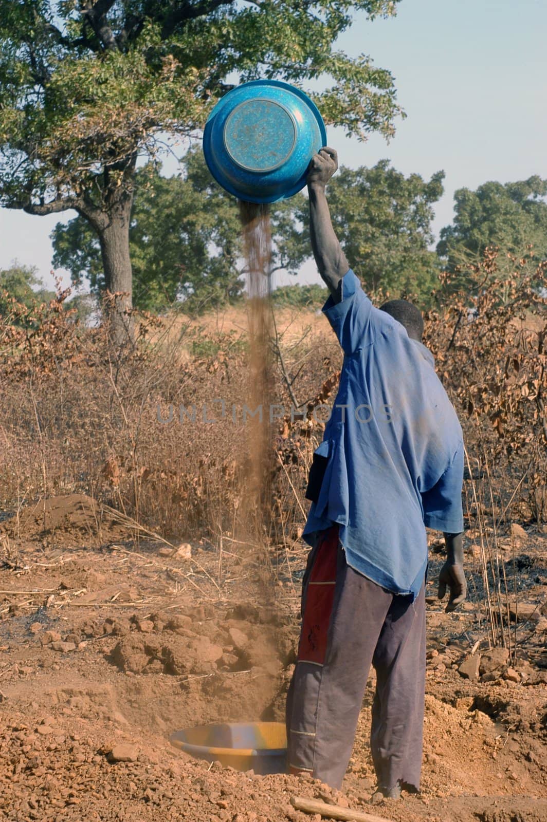 To the goldmine of Poura the gold diggers come from everywhere in the hope of finding a little gold after the season of the cultures. Women, children and men of very old are here in a universe of dust under a blazing sun. In Burkina Faso Faso the research of gold in the wild mines is the only activity which makes it possible to save the population of misery.                             