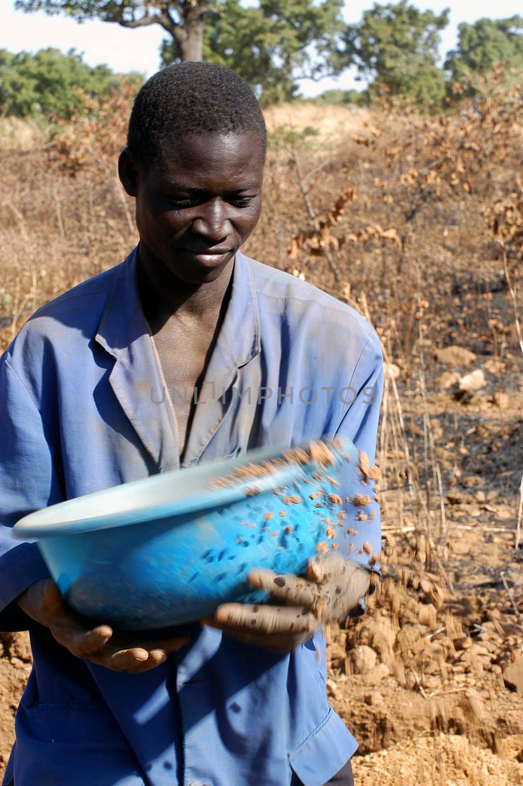 To the goldmine of Poura the gold diggers come from everywhere in the hope of finding a little gold after the season of the cultures. Women, children and men of very old are here in a universe of dust under a blazing sun. In Burkina Faso Faso the research of gold in the wild mines is the only activity which makes it possible to save the population of misery.                             