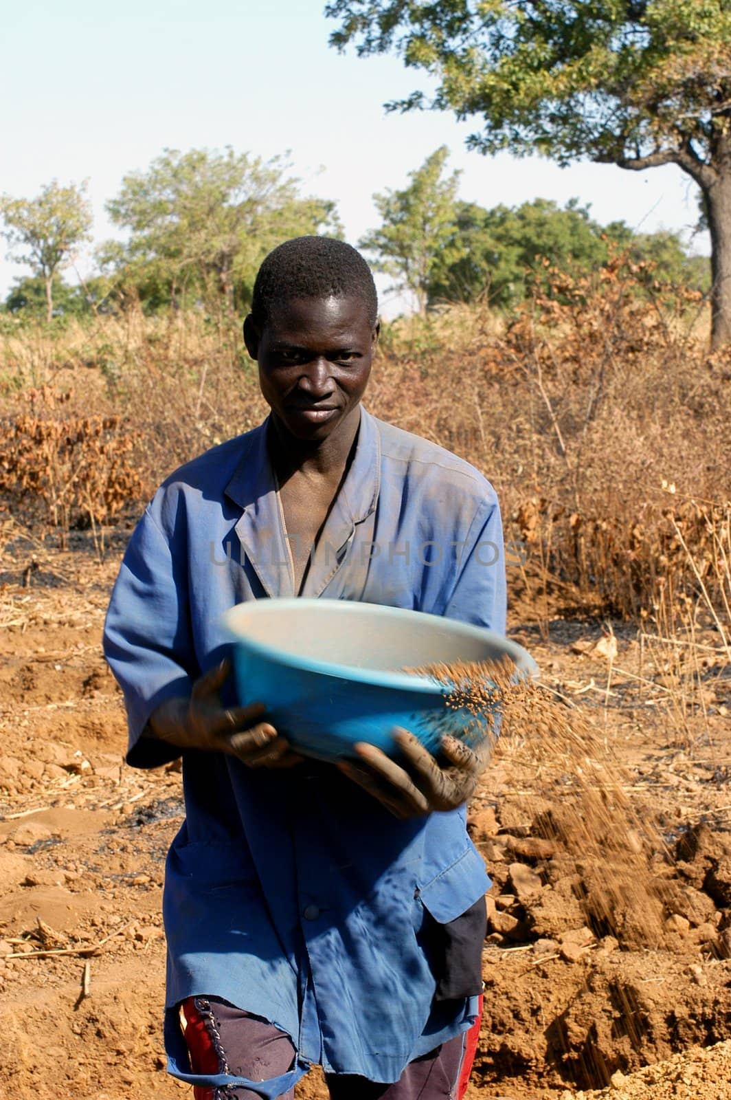 To the goldmine of Poura the gold diggers come from everywhere in the hope of finding a little gold after the season of the cultures. Women, children and men of very old are here in a universe of dust under a blazing sun. In Burkina Faso Faso the research of gold in the wild mines is the only activity which makes it possible to save the population of misery.                             