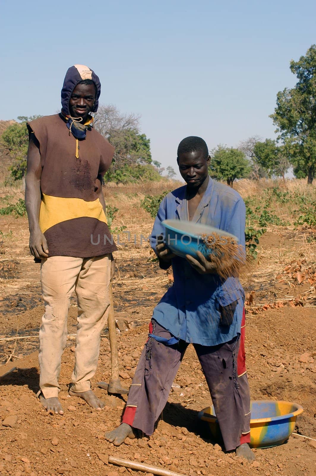 To the goldmine of Poura the gold diggers come from everywhere in the hope of finding a little gold after the season of the cultures. Women, children and men of very old are here in a universe of dust under a blazing sun. In Burkina Faso Faso the research of gold in the wild mines is the only activity which makes it possible to save the population of misery.                             