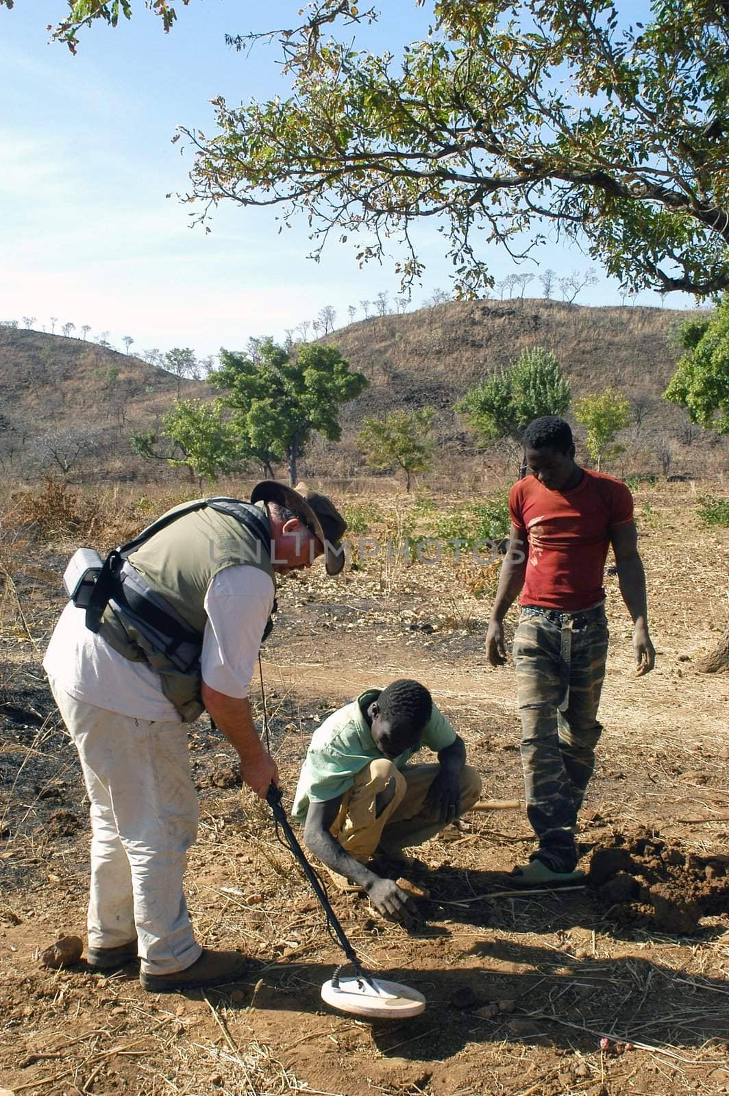 At the goldmine of Poura, a French arrived with a large metal detector. This still unknown technology causes curiosity and covetousness. A demonstration is one �ventement, the minor here work with tools of fortunes like plastic basins and pickaxes.                                  