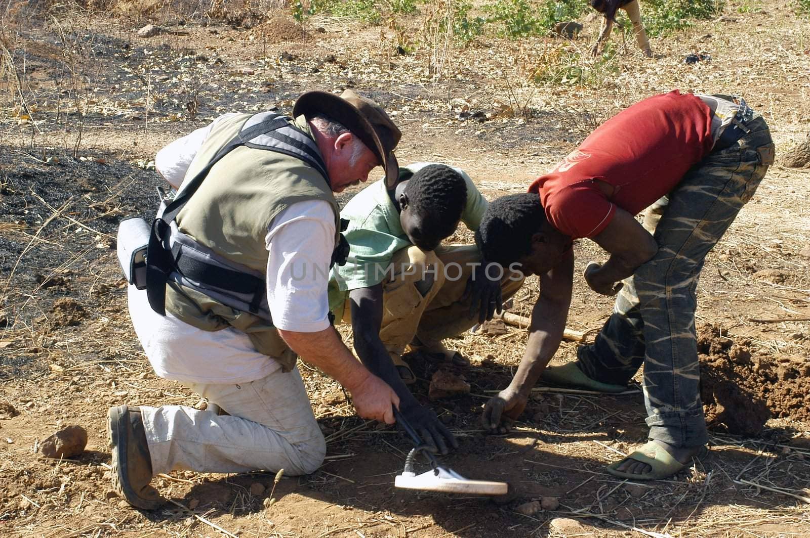 At the goldmine of Poura, a French arrived with a large metal detector. This still unknown technology causes curiosity and covetousness. A demonstration is one �ventement, the minor here work with tools of fortunes like plastic basins and pickaxes.                                  