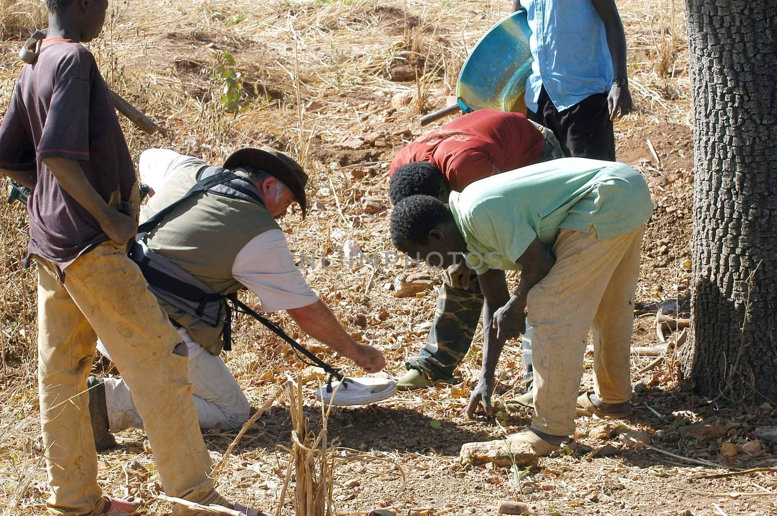 At the goldmine of Poura, a French arrived with a large metal detector. This still unknown technology causes curiosity and covetousness. A demonstration is one �ventement, the minor here work with tools of fortunes like plastic basins and pickaxes.                                  