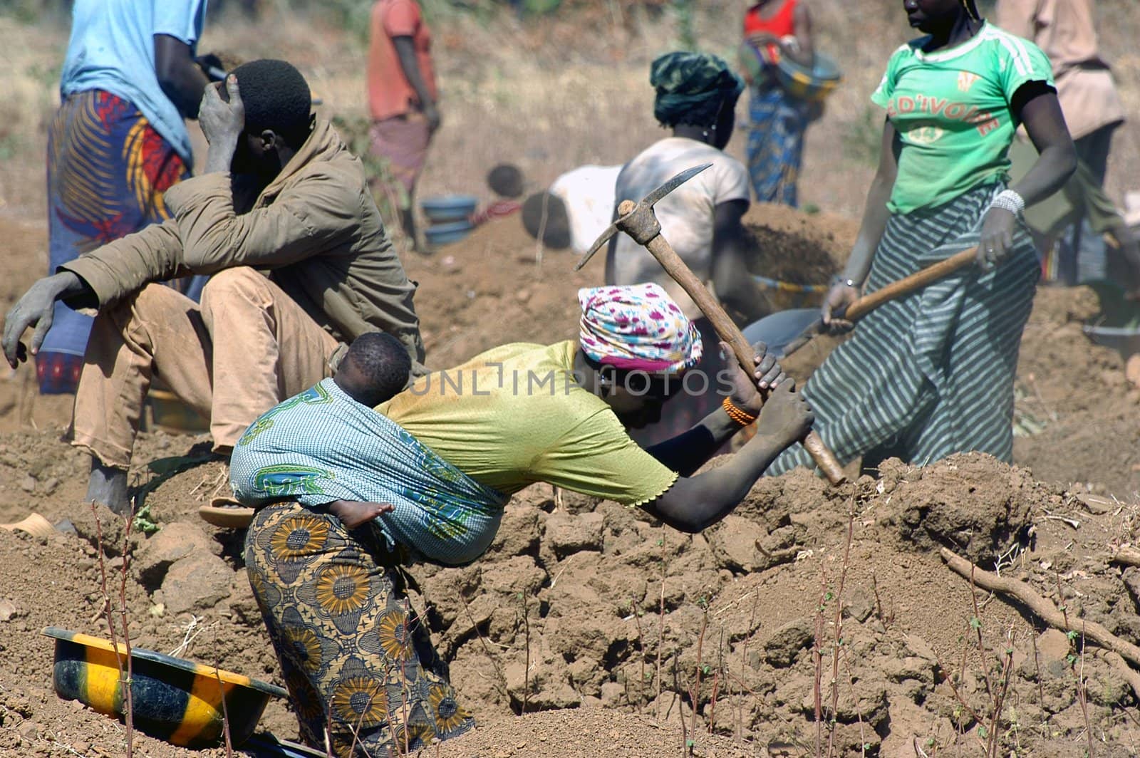 To the goldmine of Poura the gold diggers come from everywhere in the hope of finding a little gold after the season of the cultures. Women, children and men of very old are here in a universe of dust under a blazing sun. In Burkina Faso Faso the research of gold in the wild mines is the only activity which makes it possible to save the population of misery.                             