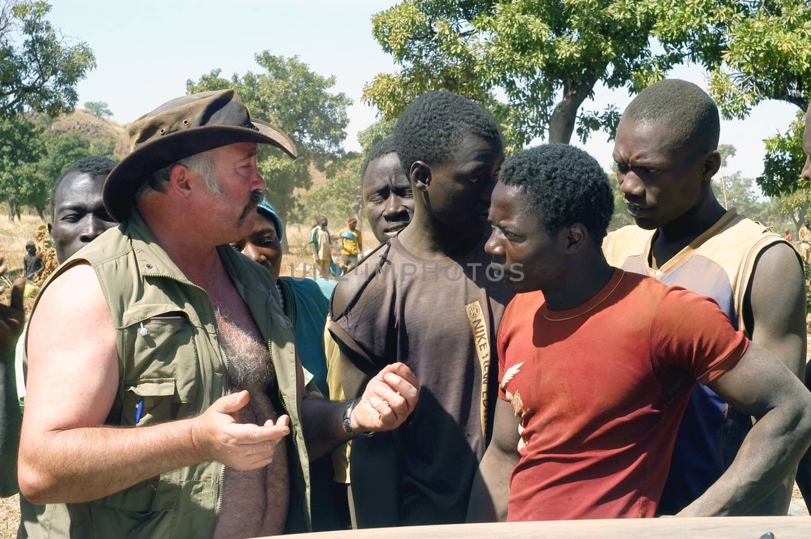 At the goldmine of Poura a French arrived and seeks to buy gold nuggets at the best price. Discussed are sharp and the cap of the car serves as office. The minors encircles the white man.                               
