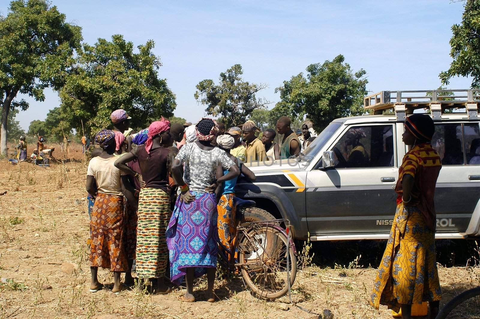 At the goldmine of Poura a French arrived and seeks to buy gold nuggets at the best price. Discussed are sharp and the cap of the car serves as office. The minors encircles the white man.                               