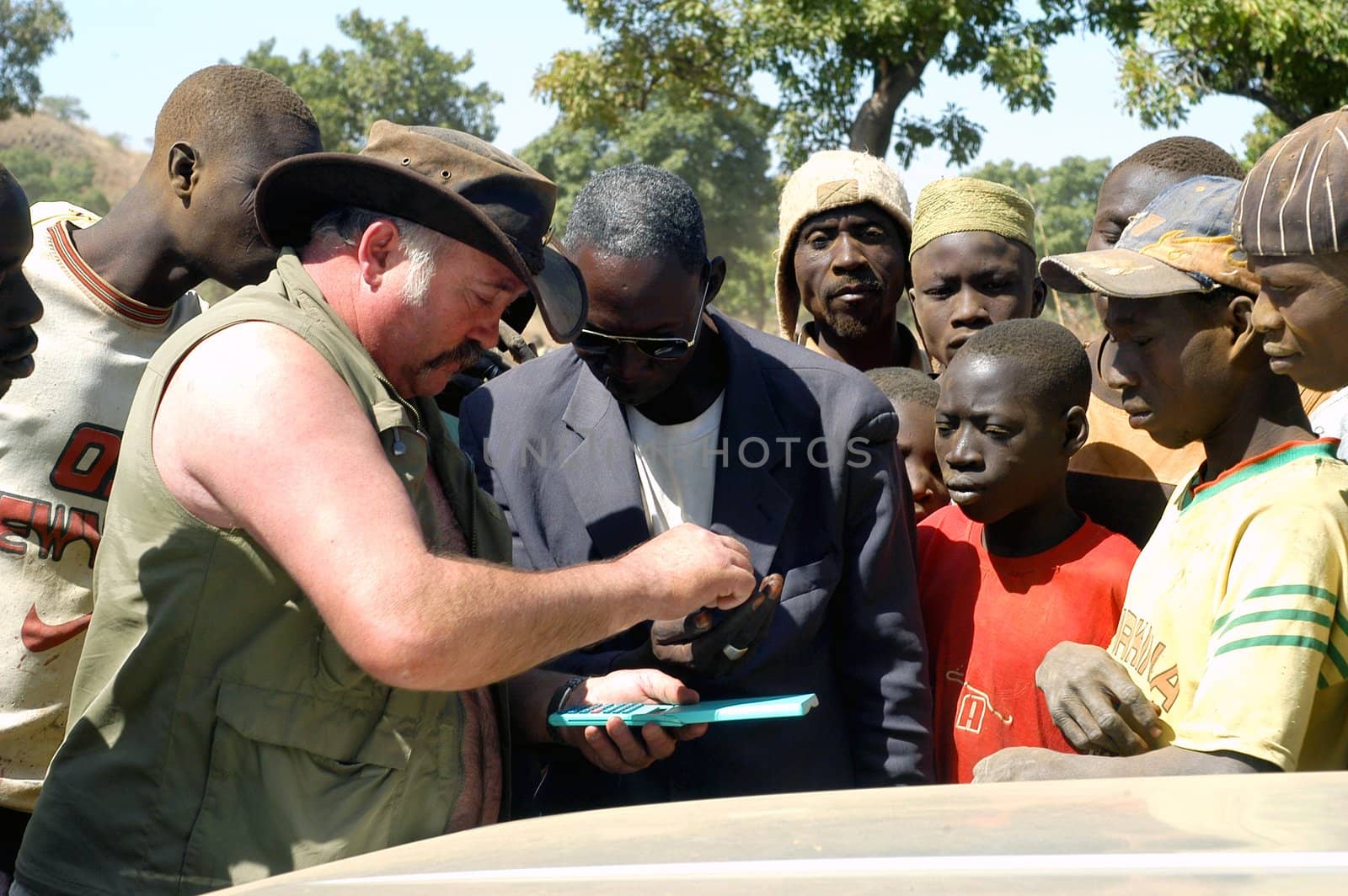 At the goldmine of Poura a French arrived and seeks to buy gold nuggets at the best price. Discussed are sharp and the cap of the car serves as office. The minors encircles the white man.                               