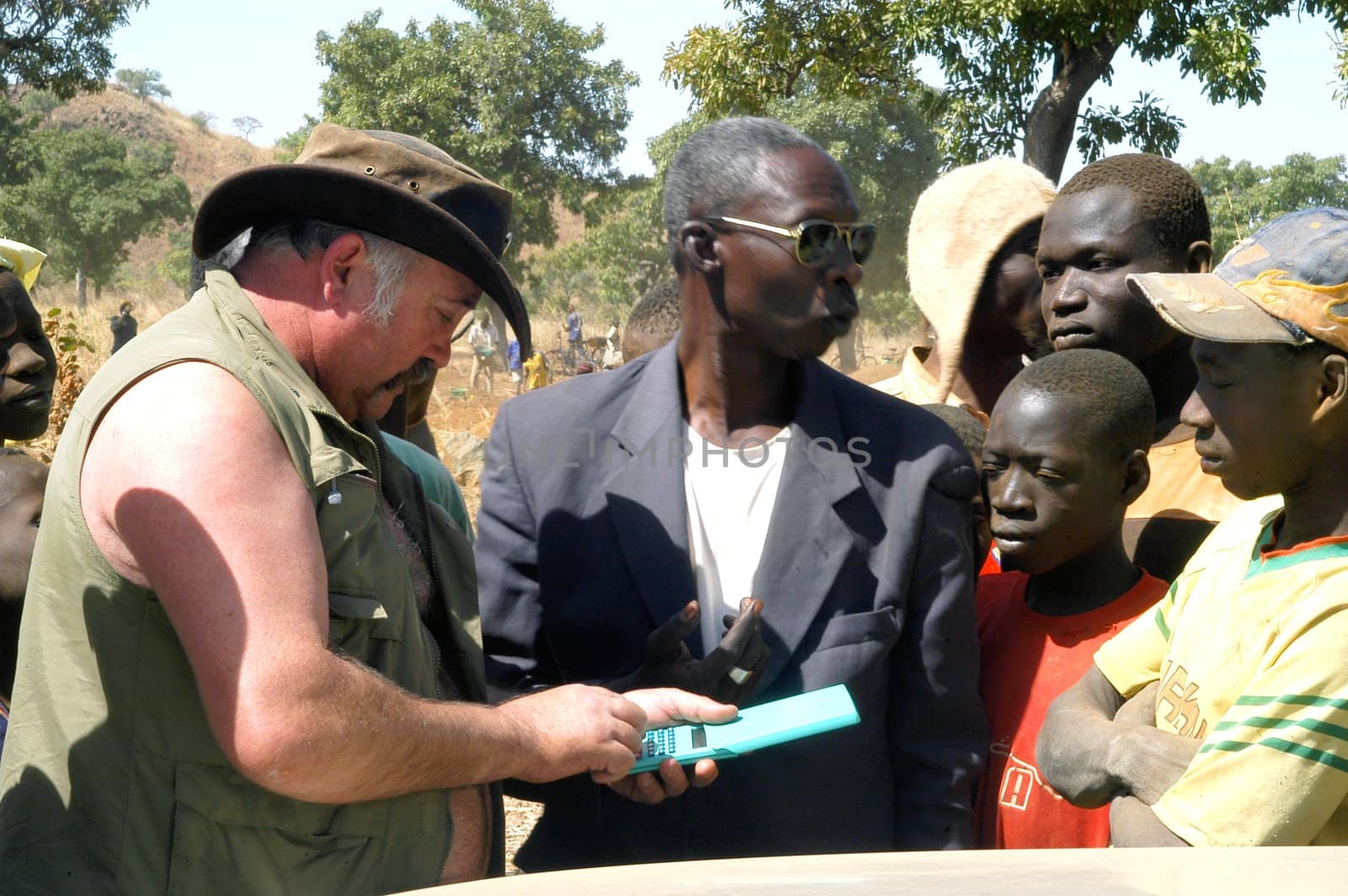 At the goldmine of Poura a French arrived and seeks to buy gold nuggets at the best price. Discussed are sharp and the cap of the car serves as office. The minors encircles the white man.                               