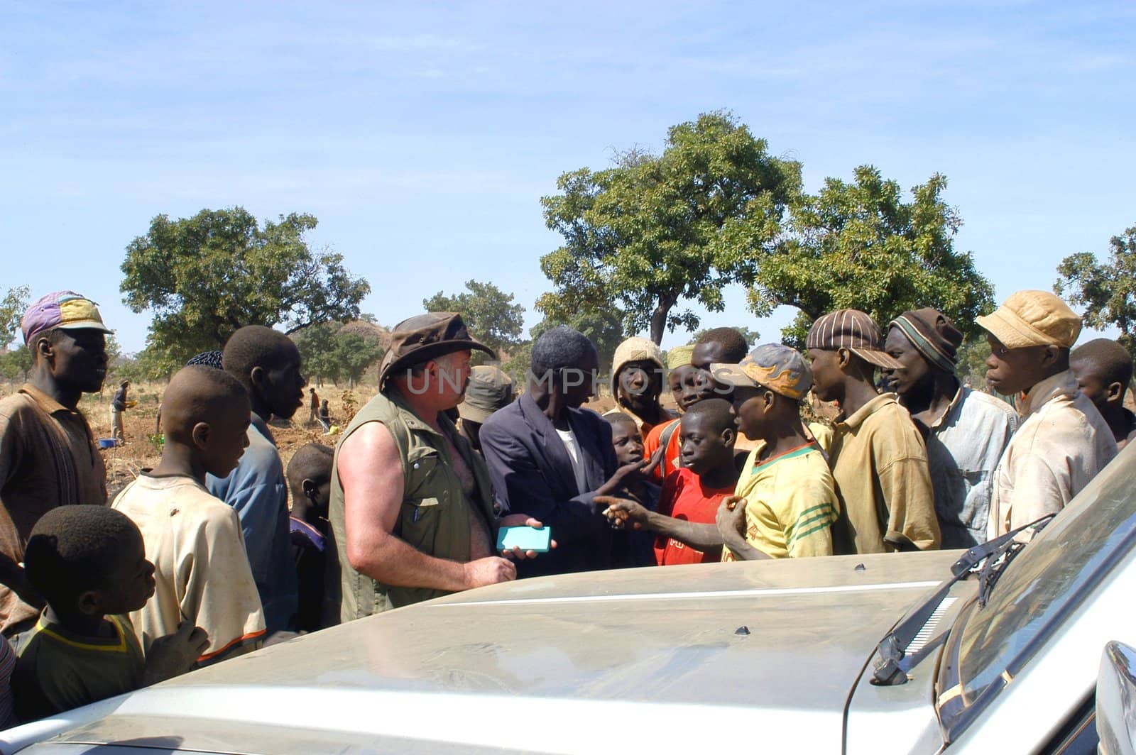 At the goldmine of Poura a French arrived and seeks to buy gold nuggets at the best price. Discussed are sharp and the cap of the car serves as office. The minors encircles the white man.                               