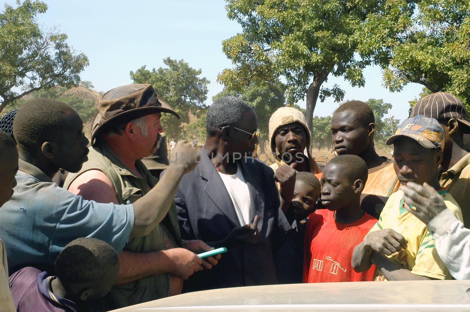 At the goldmine of Poura a French arrived and seeks to buy gold nuggets at the best price. Discussed are sharp and the cap of the car serves as office. The minors encircles the white man.                               