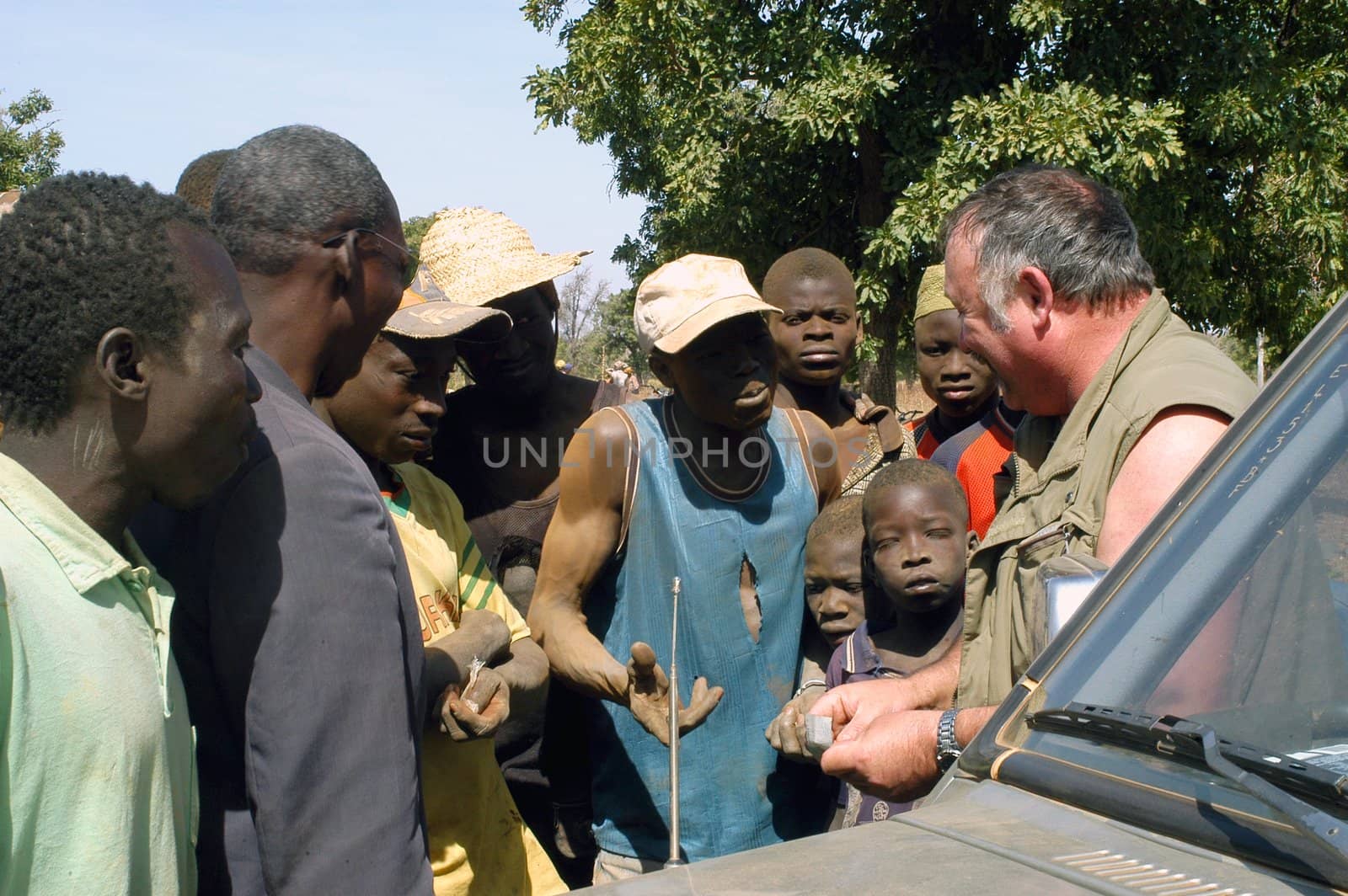At the goldmine of Poura a French arrived and seeks to buy gold nuggets at the best price. Discussed are sharp and the cap of the car serves as office. The minors encircles the white man.                               
