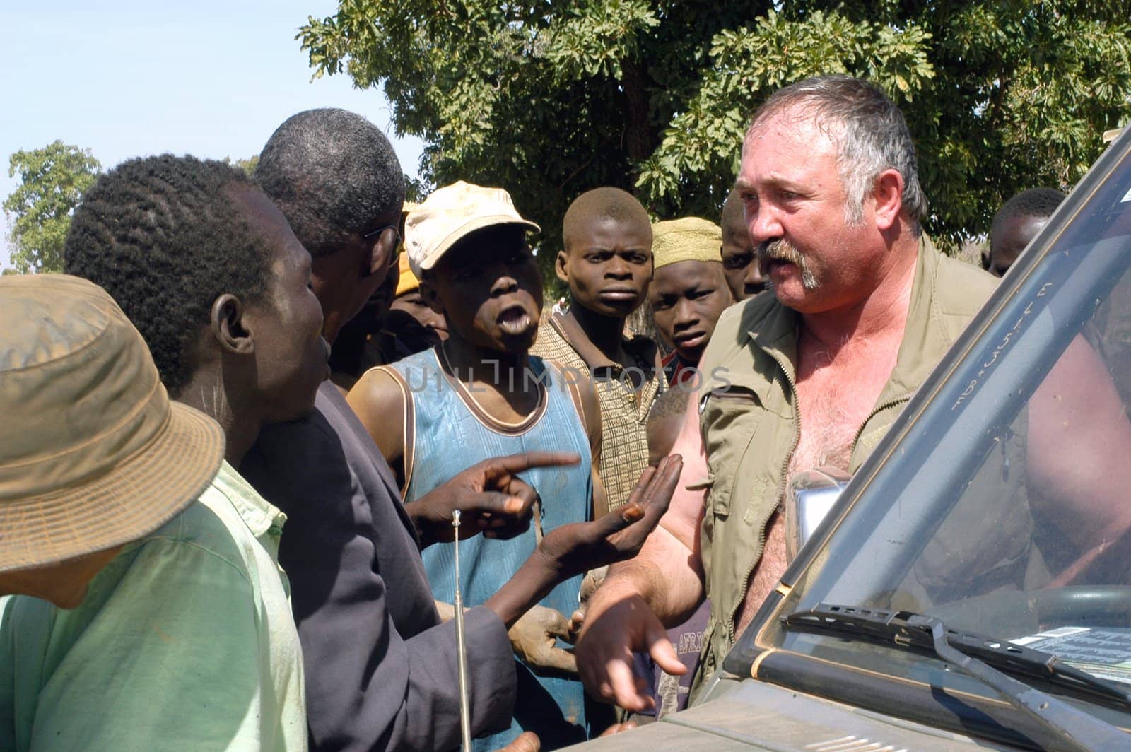 At the goldmine of Poura a French arrived and seeks to buy gold nuggets at the best price. Discussed are sharp and the cap of the car serves as office. The minors encircles the white man.                               