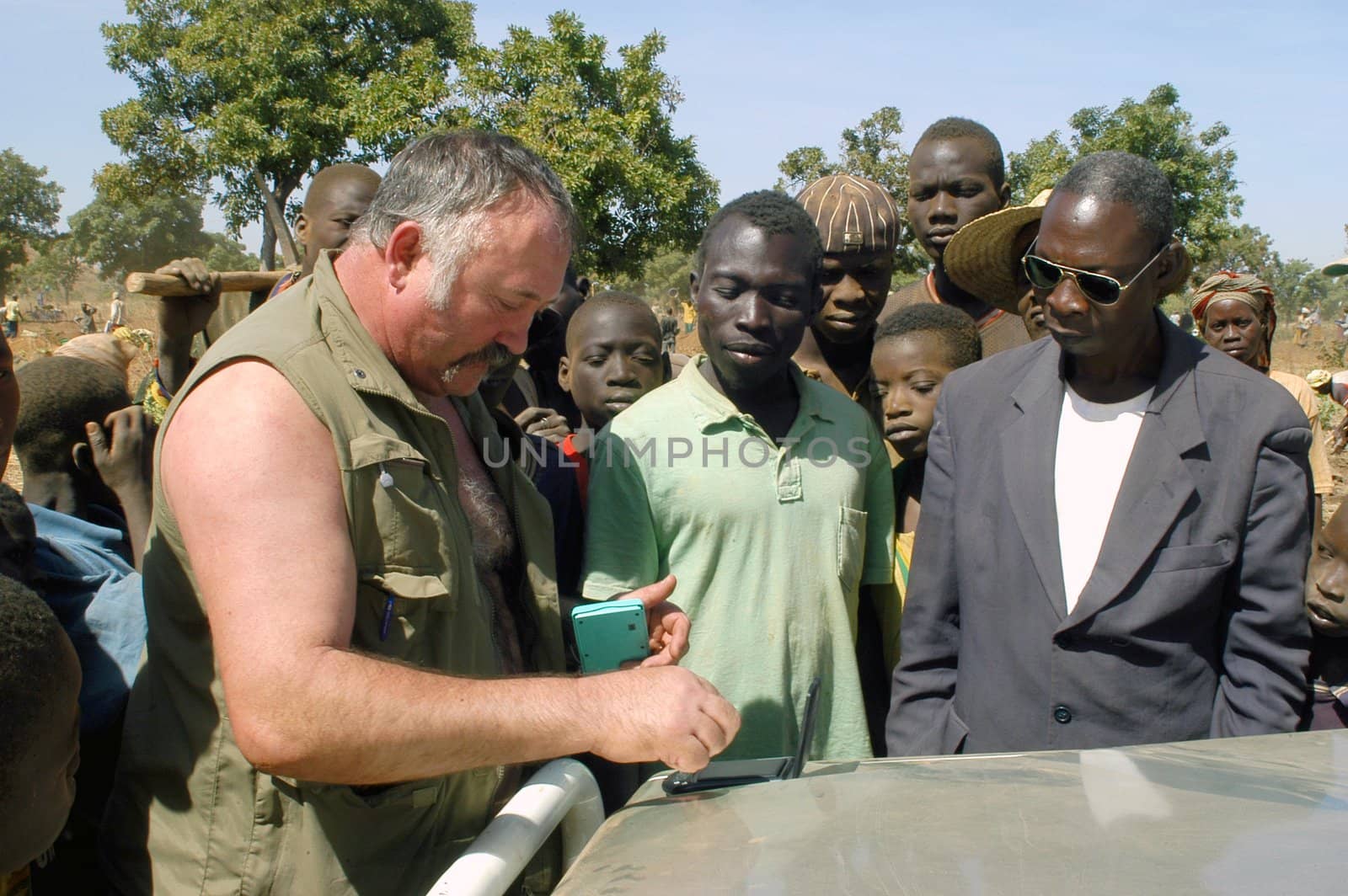 At the goldmine of Poura a French arrived and seeks to buy gold nuggets at the best price. Discussed are sharp and the cap of the car serves as office. The minors encircles the white man.                               