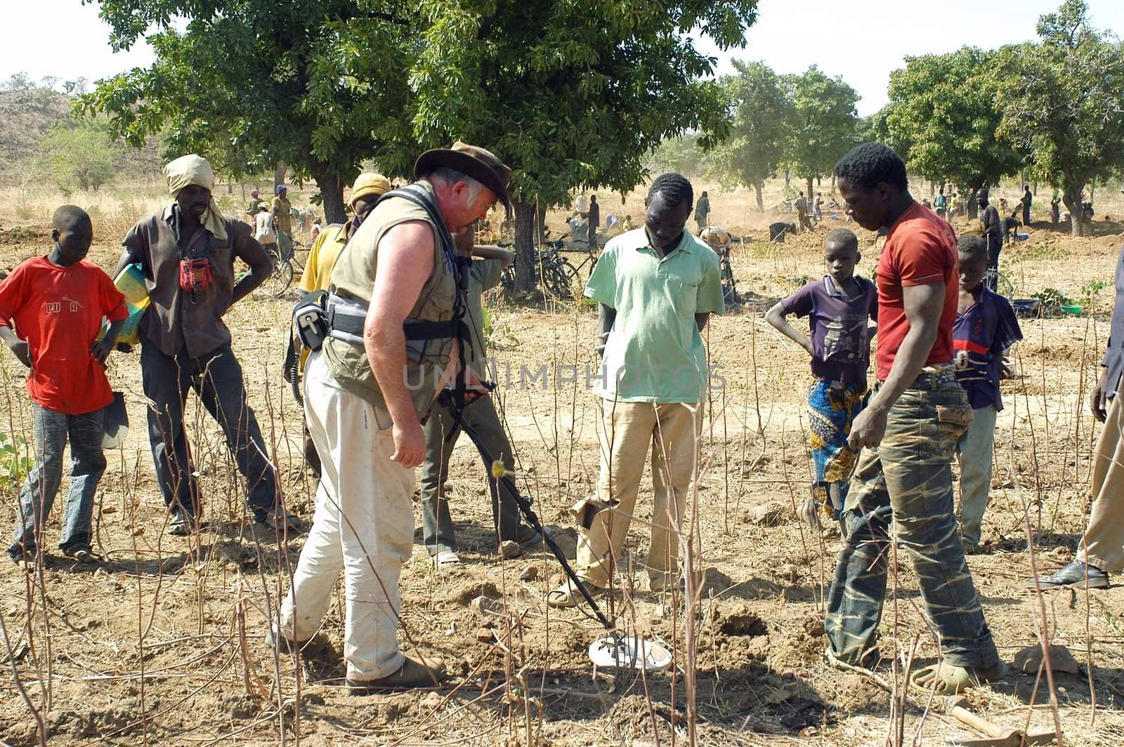 At the goldmine of Poura, a French arrived with a large metal detector. This still unknown technology causes curiosity and covetousness. A demonstration is one �ventement, the minor here work with tools of fortunes like plastic basins and pickaxes.                                  