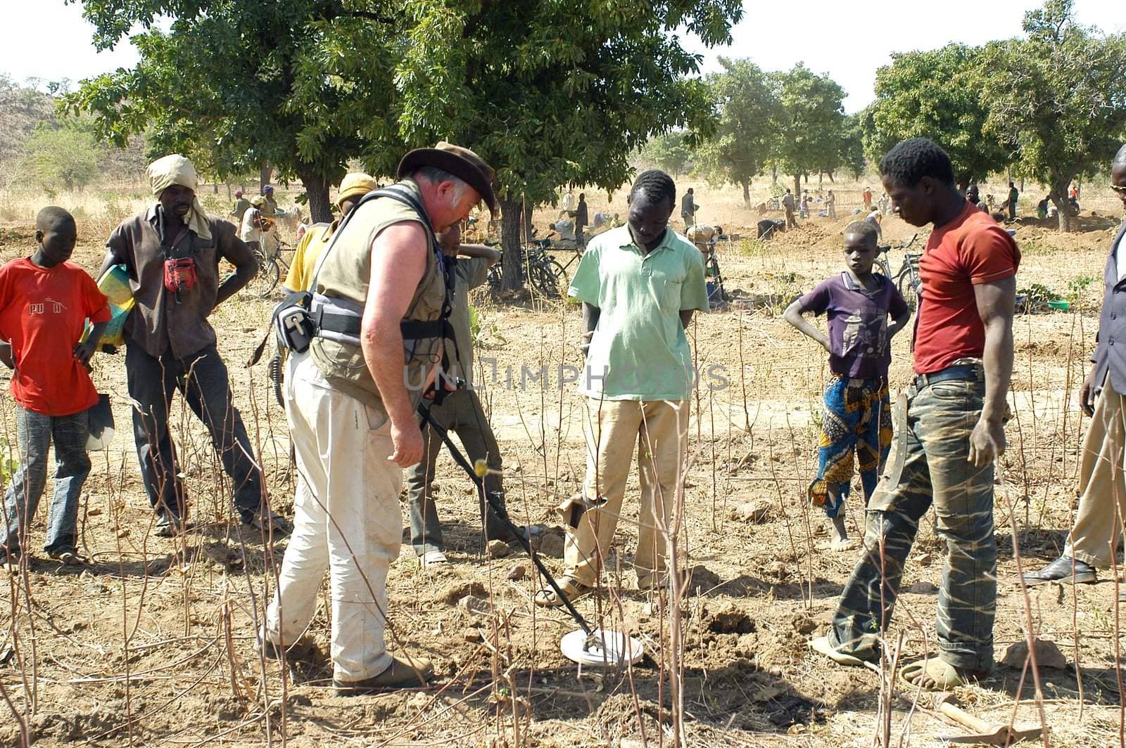 At the goldmine of Poura, a French arrived with a large metal detector. This still unknown technology causes curiosity and covetousness. A demonstration is one �ventement, the minor here work with tools of fortunes like plastic basins and pickaxes.                                  