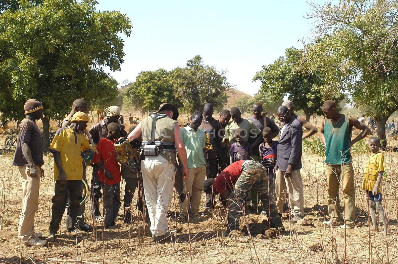 At the goldmine of Poura, a French arrived with a large metal detector. This still unknown technology causes curiosity and covetousness. A demonstration is one �ventement, the minor here work with tools of fortunes like plastic basins and pickaxes.                                  