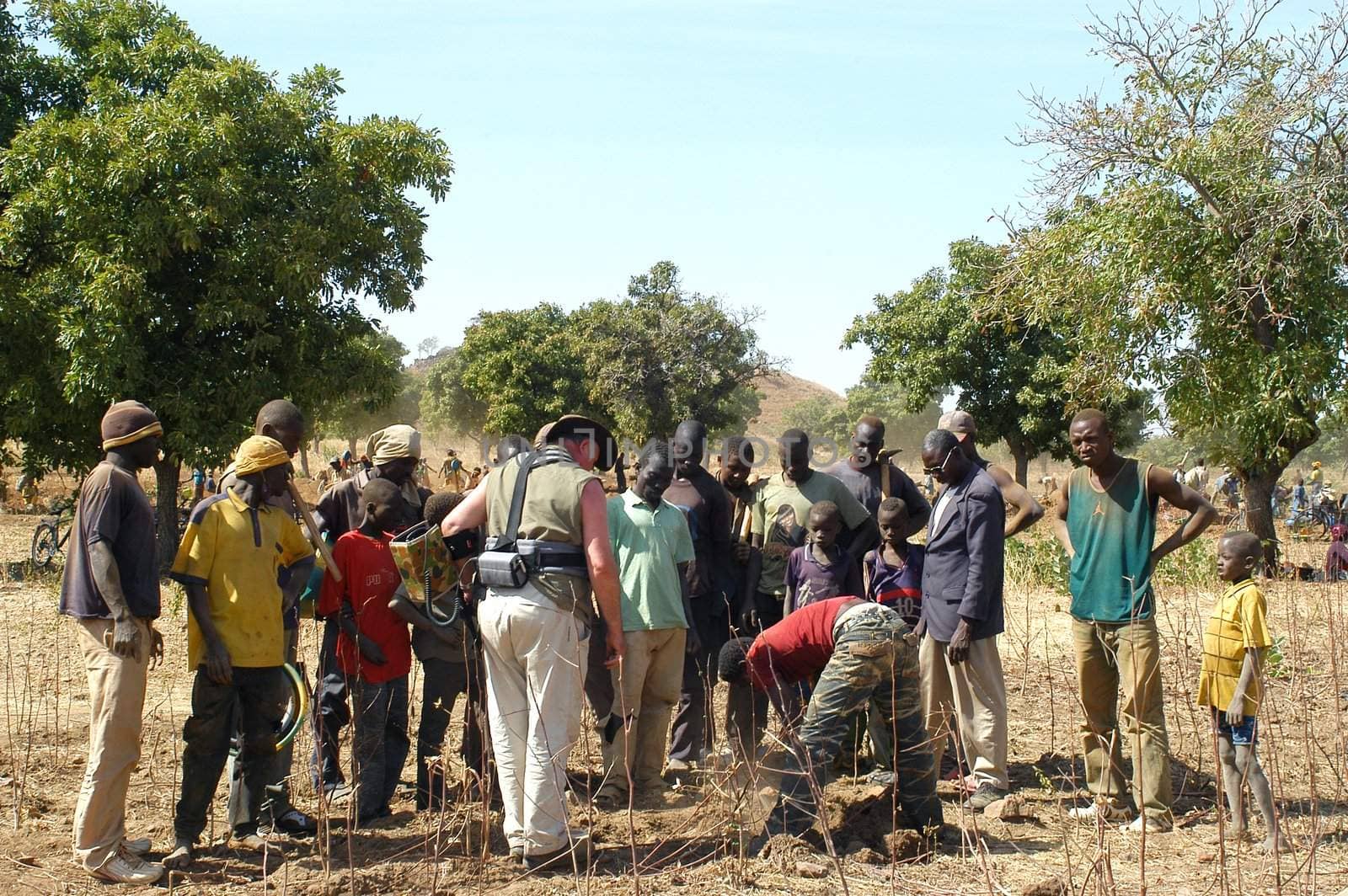 At the goldmine of Poura, a French arrived with a large metal detector. This still unknown technology causes curiosity and covetousness. A demonstration is one �ventement, the minor here work with tools of fortunes like plastic basins and pickaxes.                                  