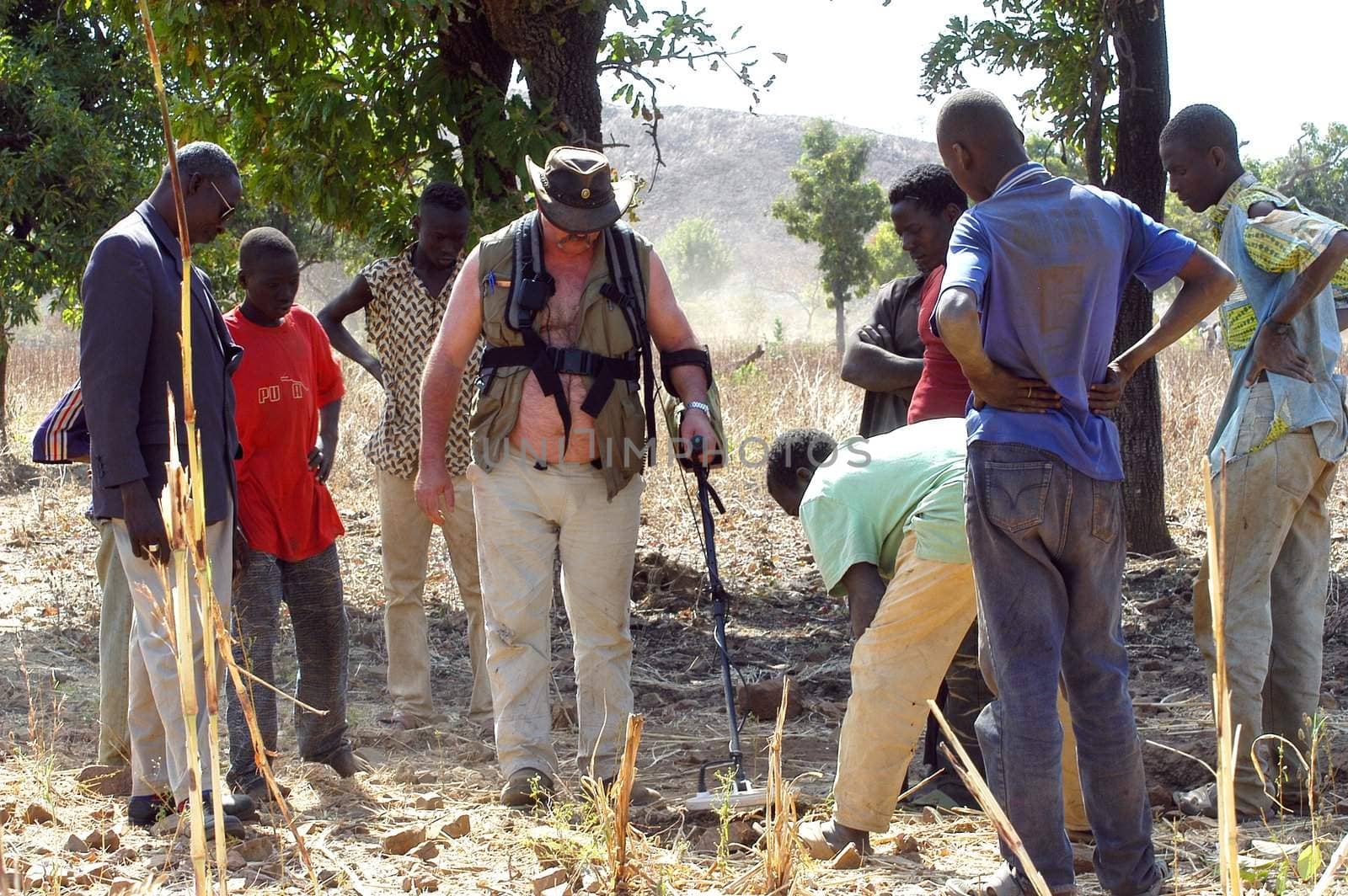 At the goldmine of Poura, a French arrived with a large metal detector. This still unknown technology causes curiosity and covetousness. A demonstration is one �ventement, the minor here work with tools of fortunes like plastic basins and pickaxes.                                  