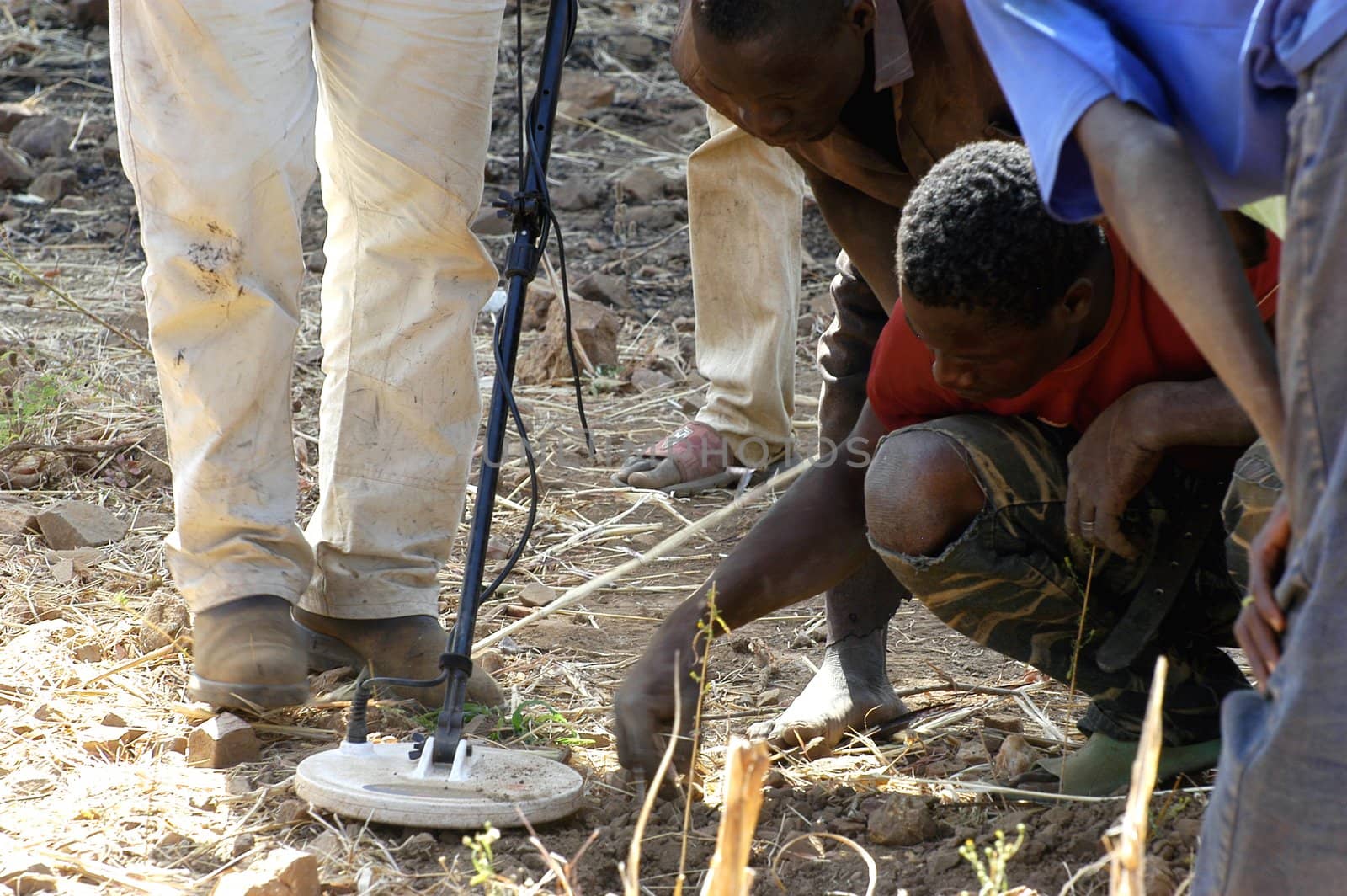 At the goldmine of Poura, a French arrived with a large metal detector. This still unknown technology causes curiosity and covetousness. A demonstration is one �ventement, the minor here work with tools of fortunes like plastic basins and pickaxes.                                  