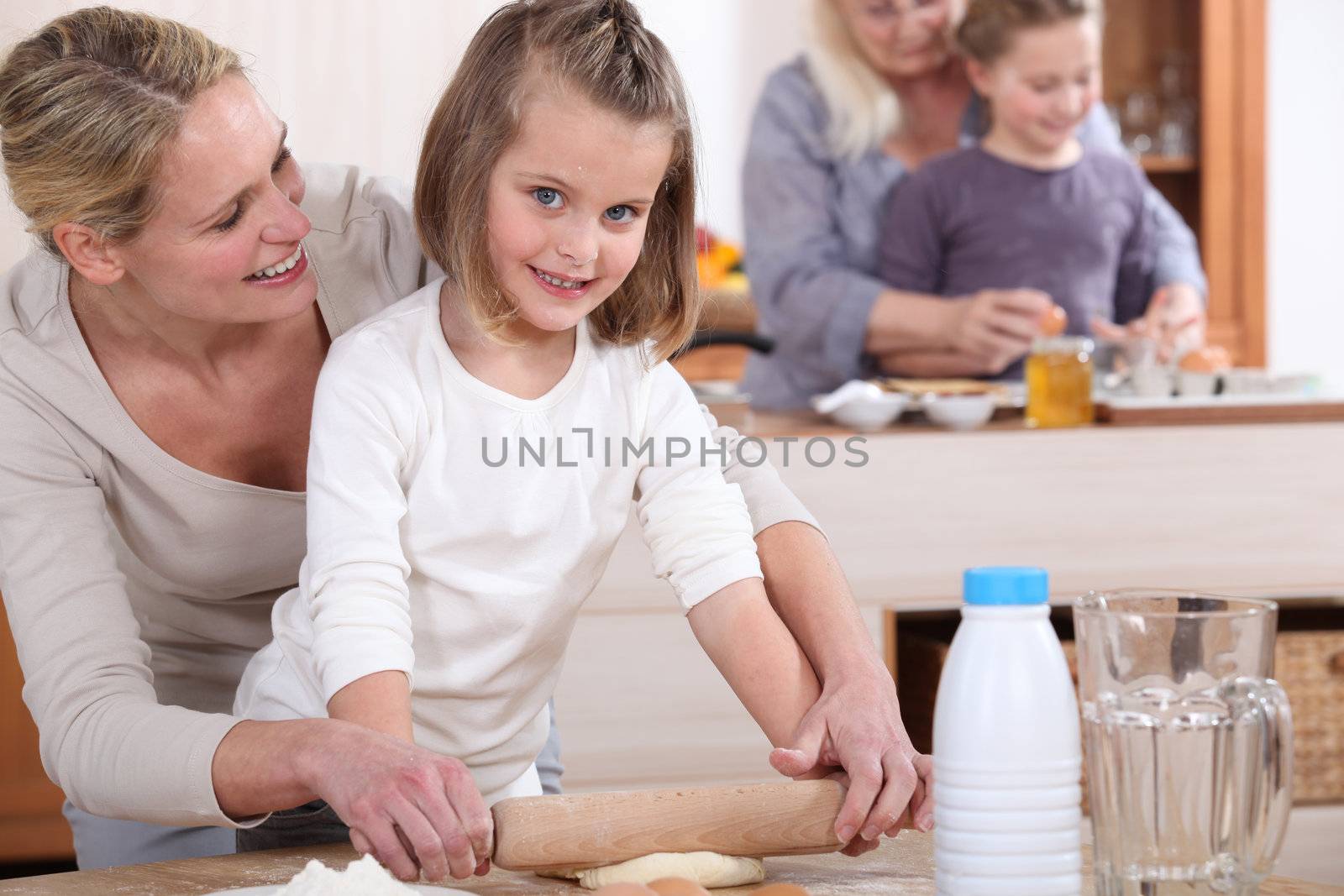 Little girls making cakes by phovoir