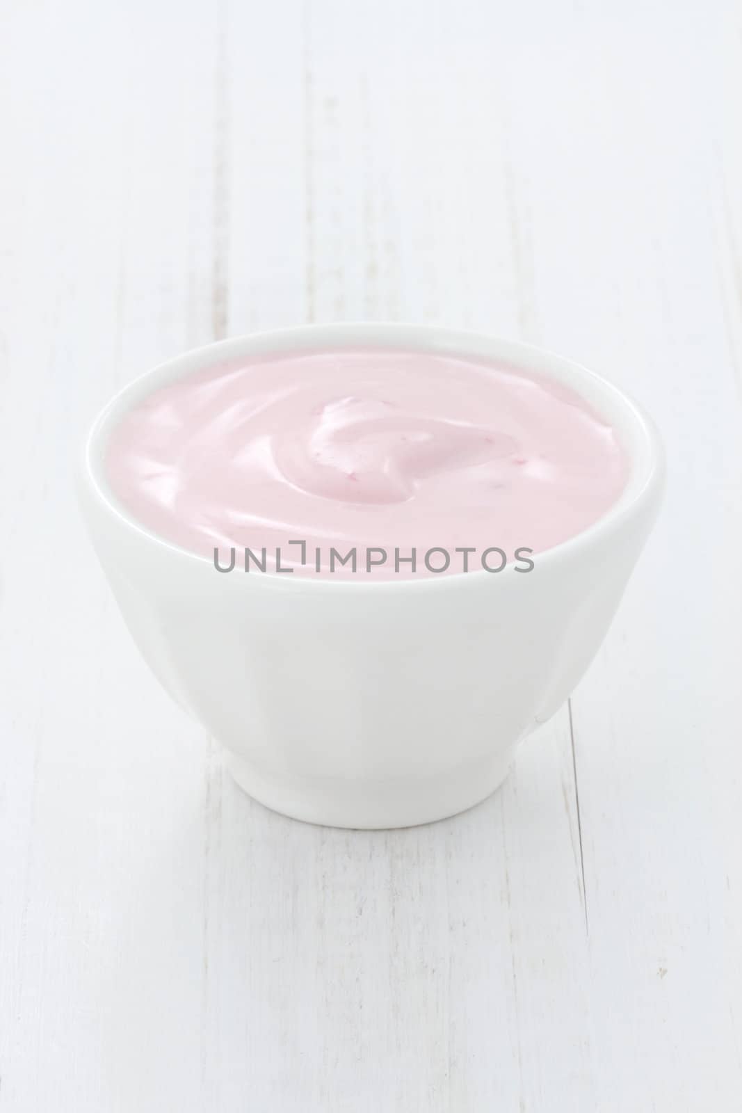 Fresh strawberry yogurt by tacar