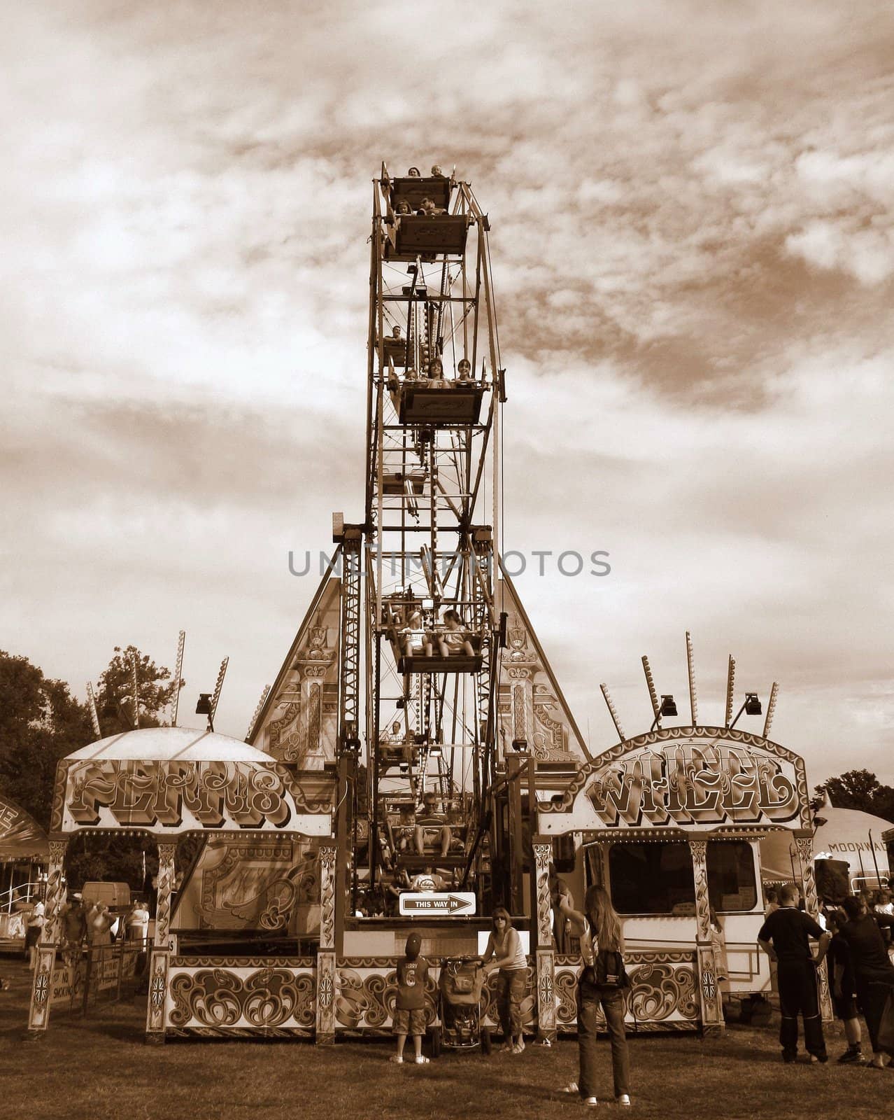 Ferris Wheel by quackersnaps