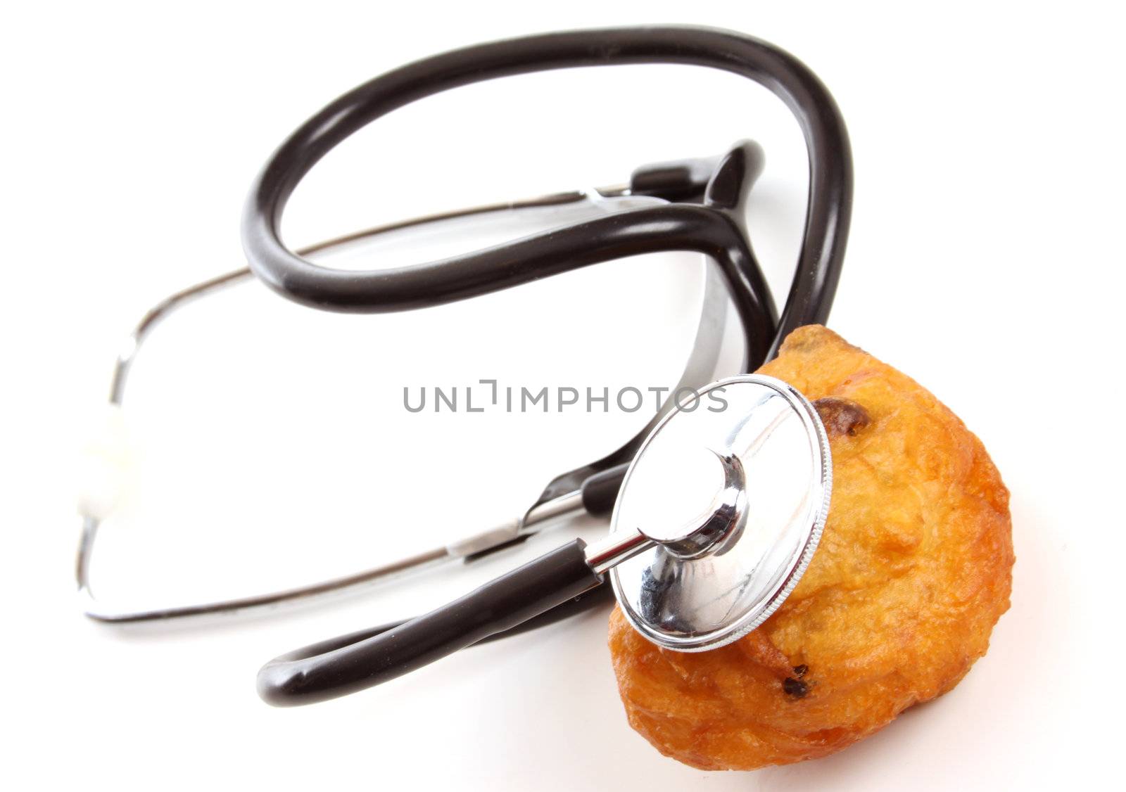 An donut being investigated bij a stethoscope