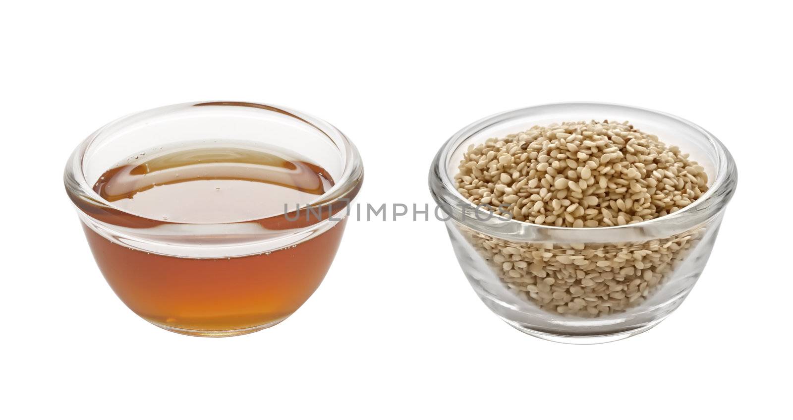 close up of sesame oil and sesame seeds