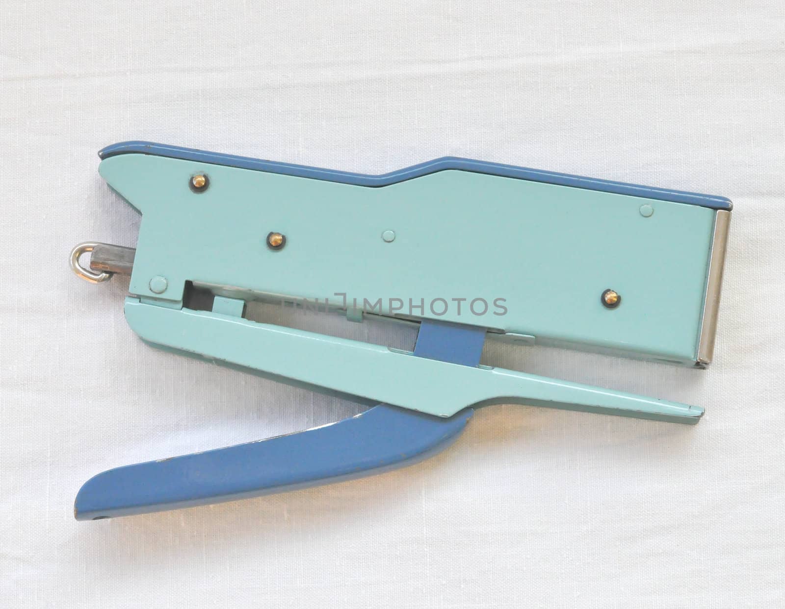 Stapler to join sheets of paper with metal staple