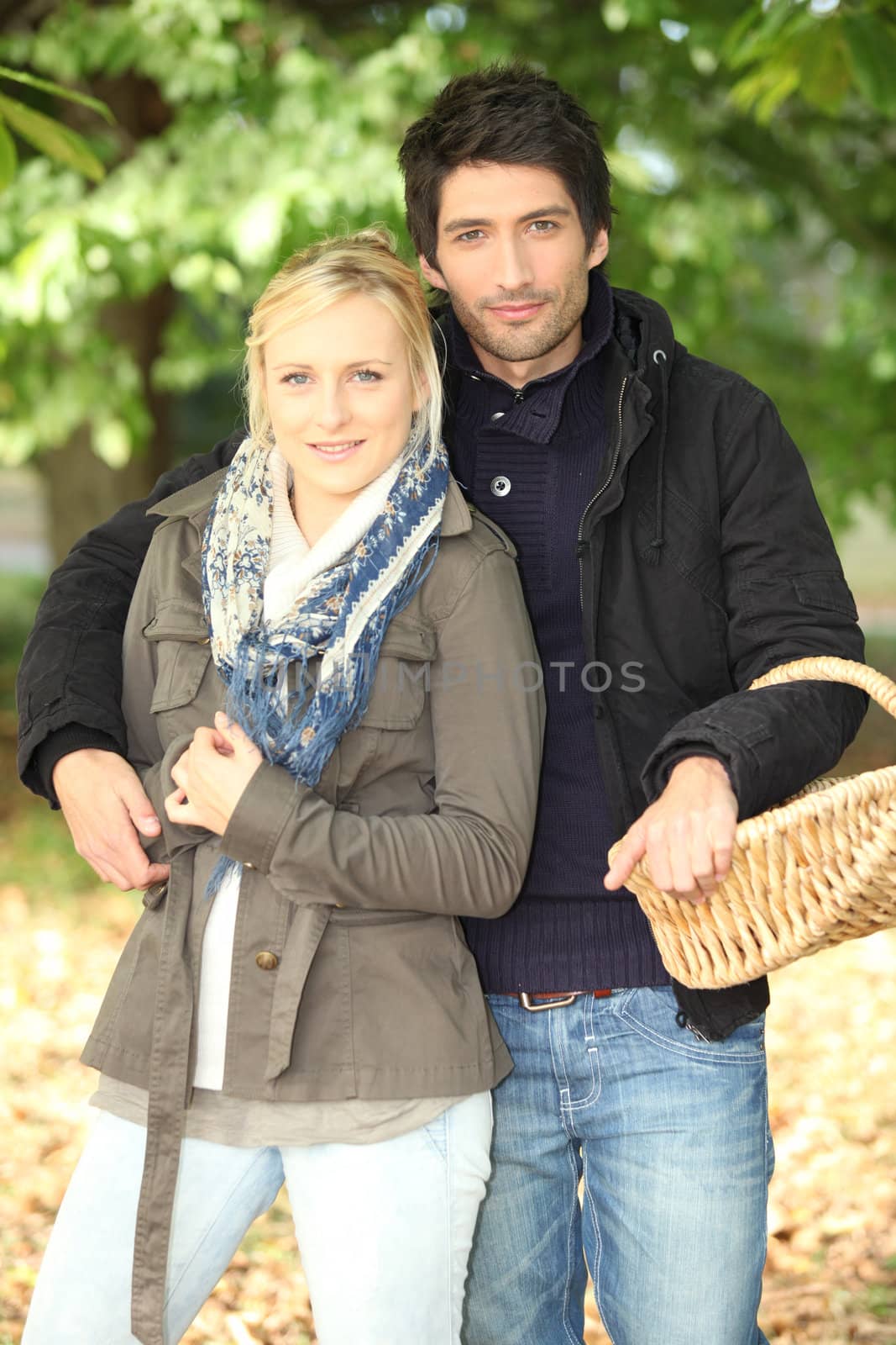 Couple with a basket by phovoir