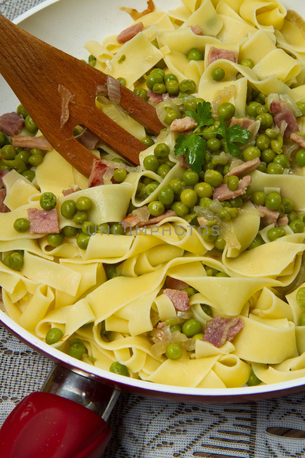 tagliatelle with fresh peas and  diced ham