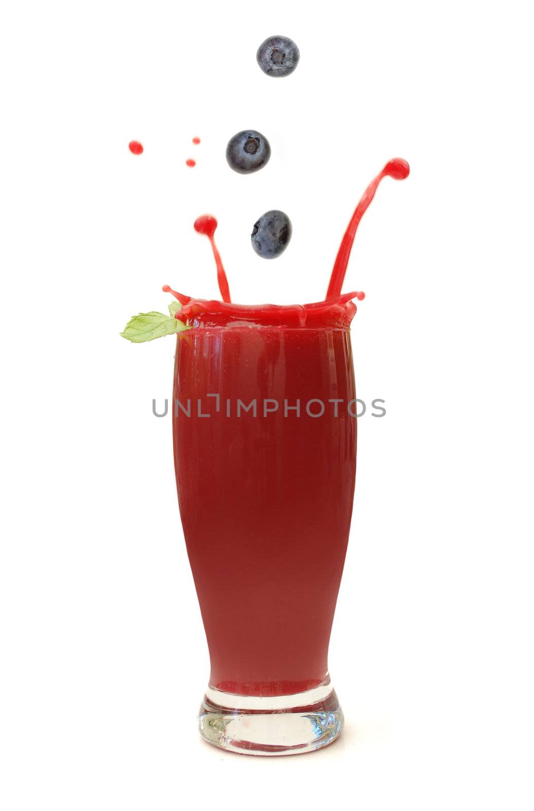 Berry smoothie drink with mint