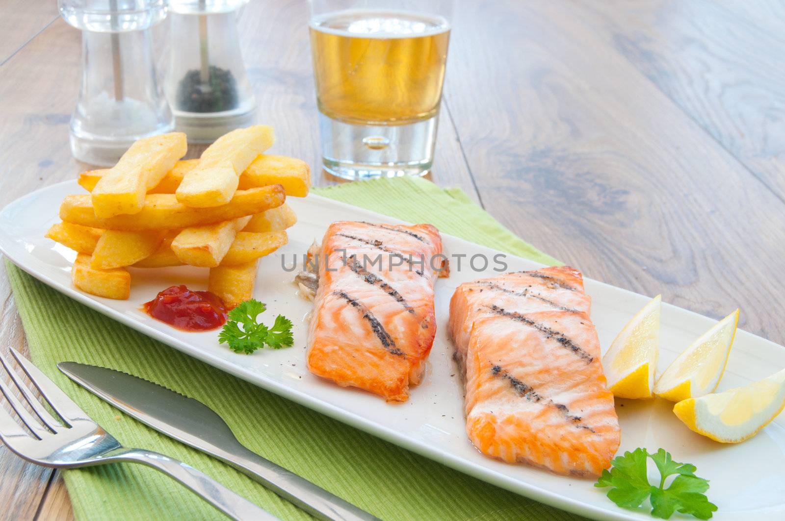 Grilled salmon fillets with chips 