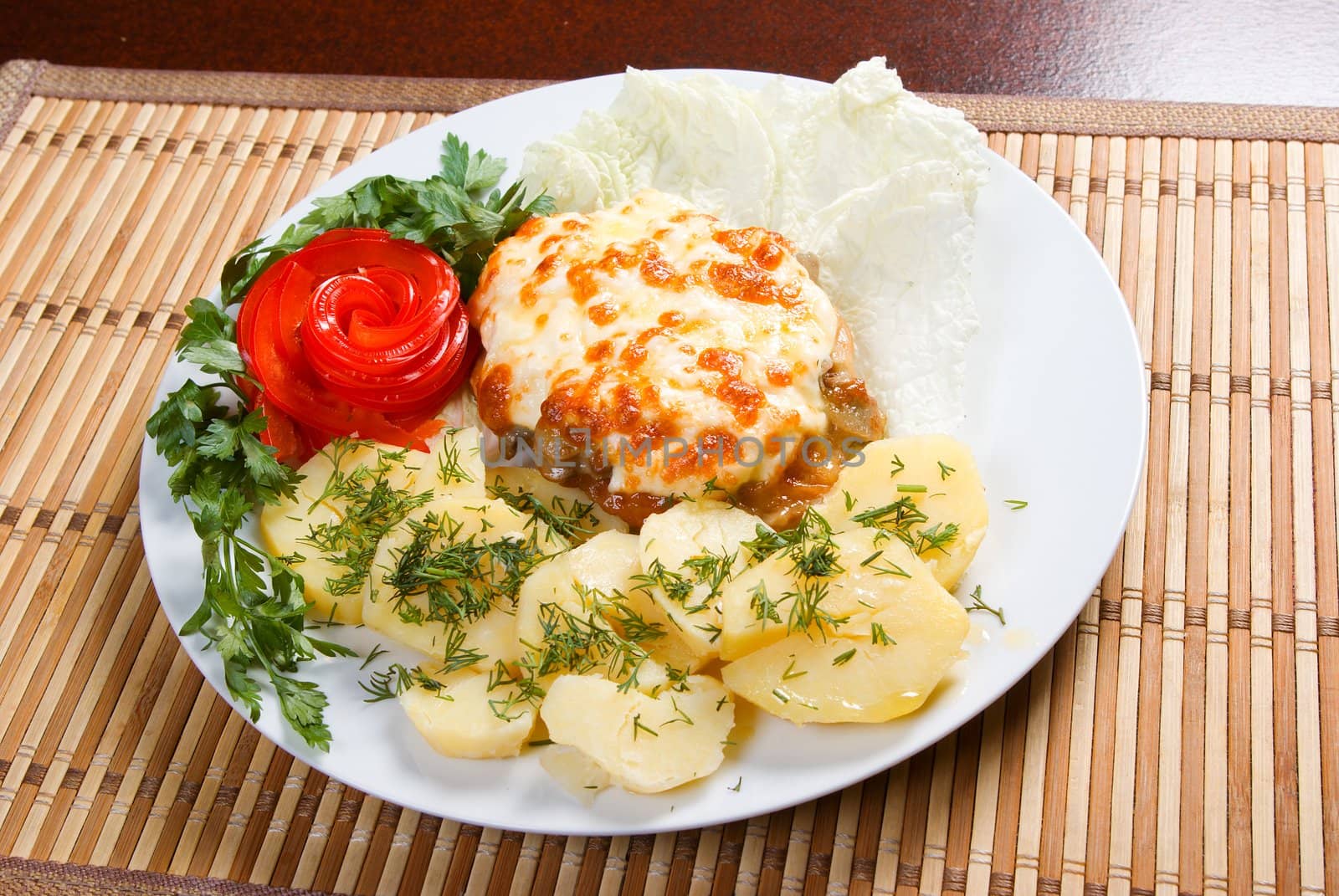 meat with potatoes and vegetableClose-up