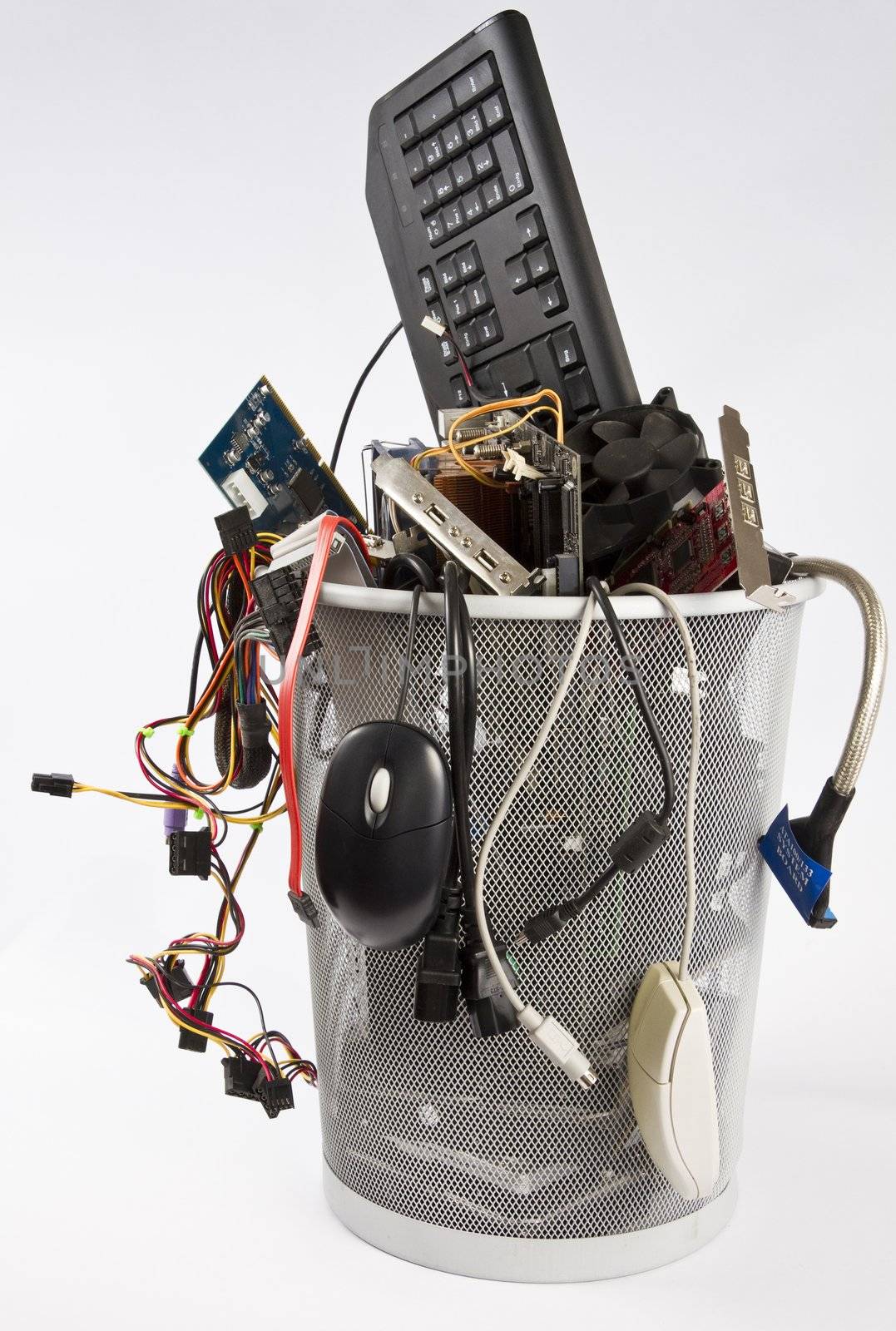 electronic scrap in trash can by gewoldi