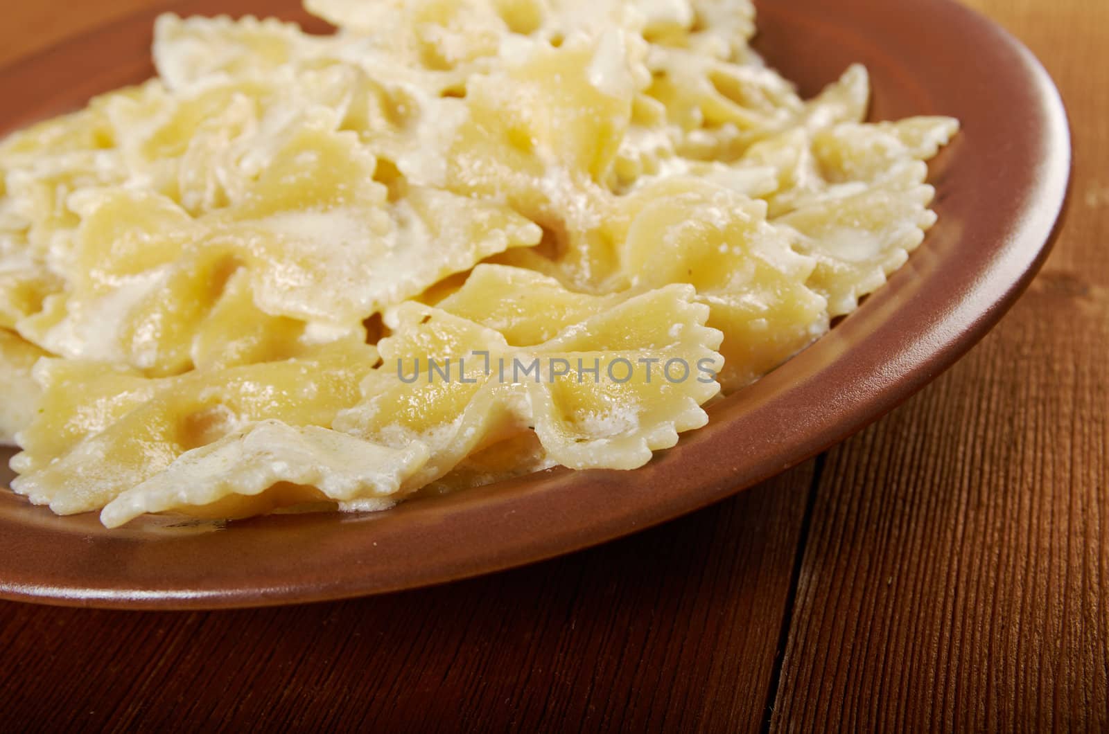 Farfalle pasta with cream sauce