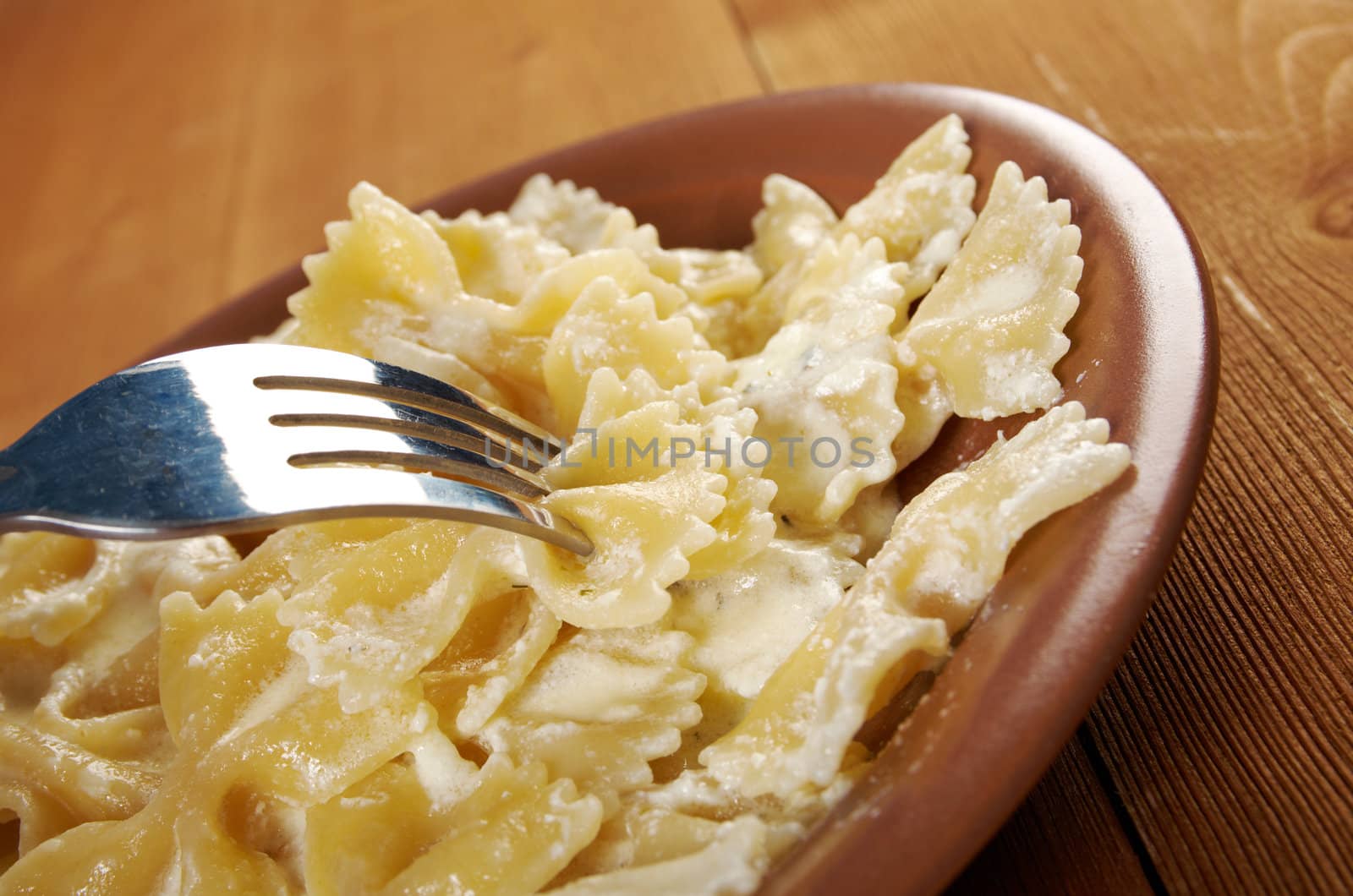 Farfalle pasta with cream sauce