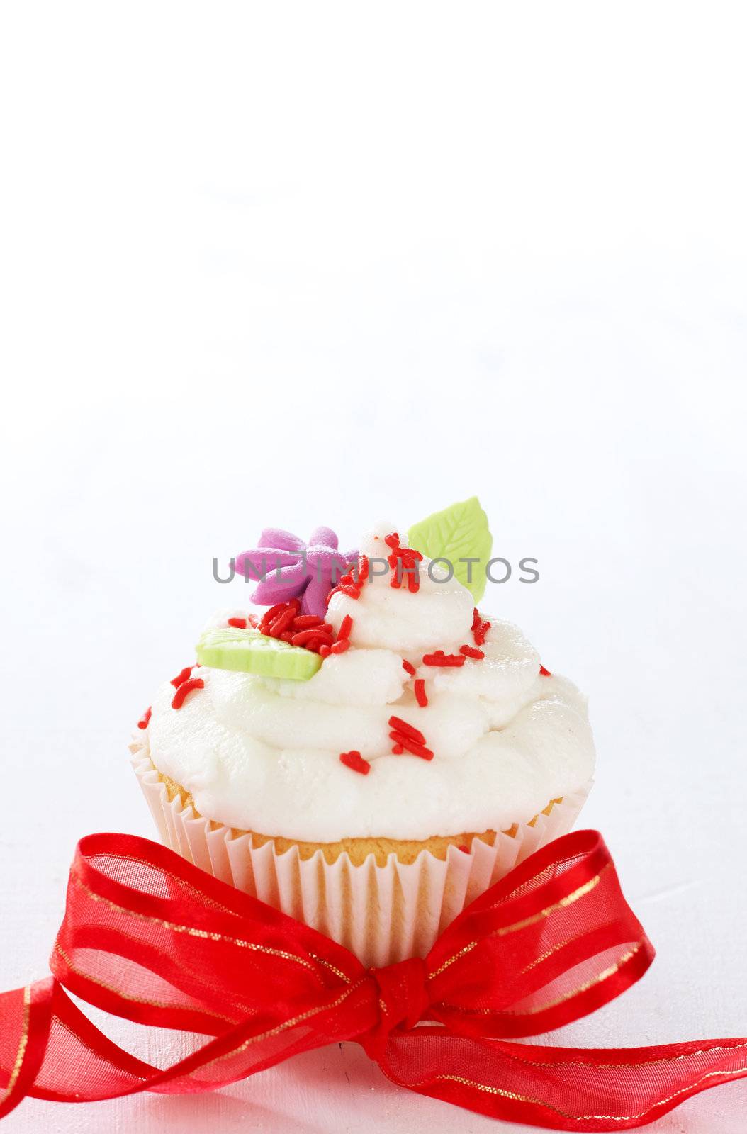 Vanilla cupcake with butter cream icing by Elenat